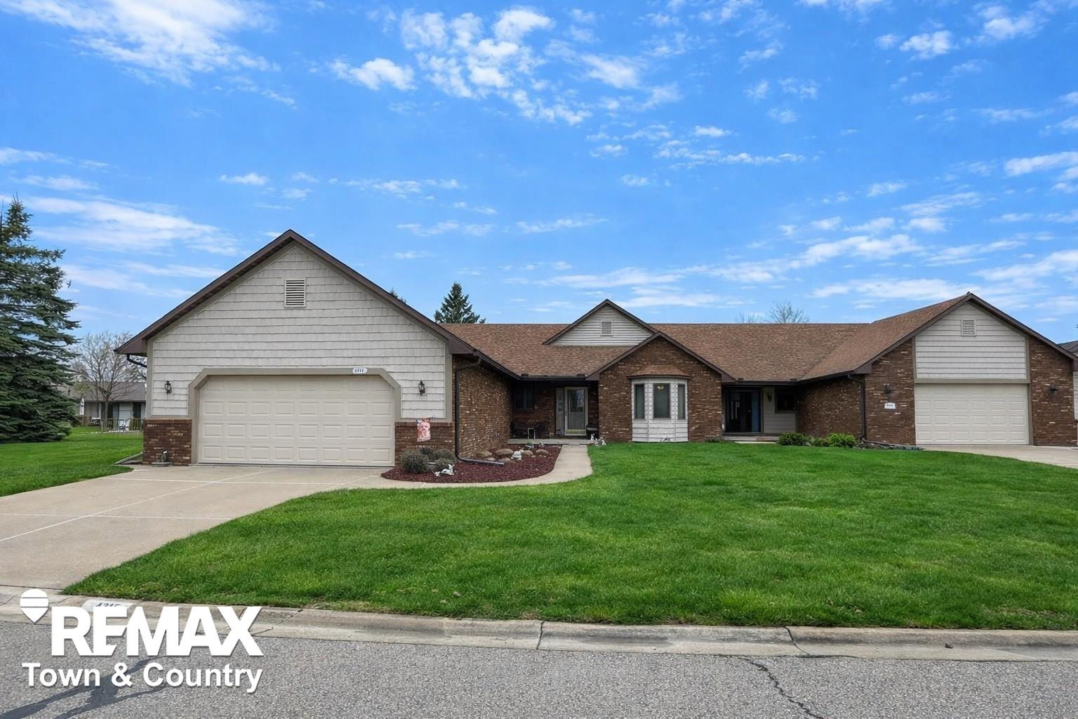 6112 Oak Creek Drive, Swartz Creek, MI 48473 — Photo 2