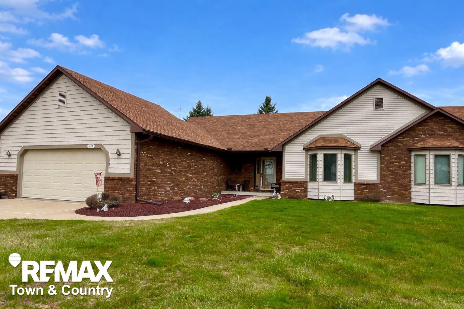 6112 Oak Creek Drive, Swartz Creek, MI 48473 — Photo 3