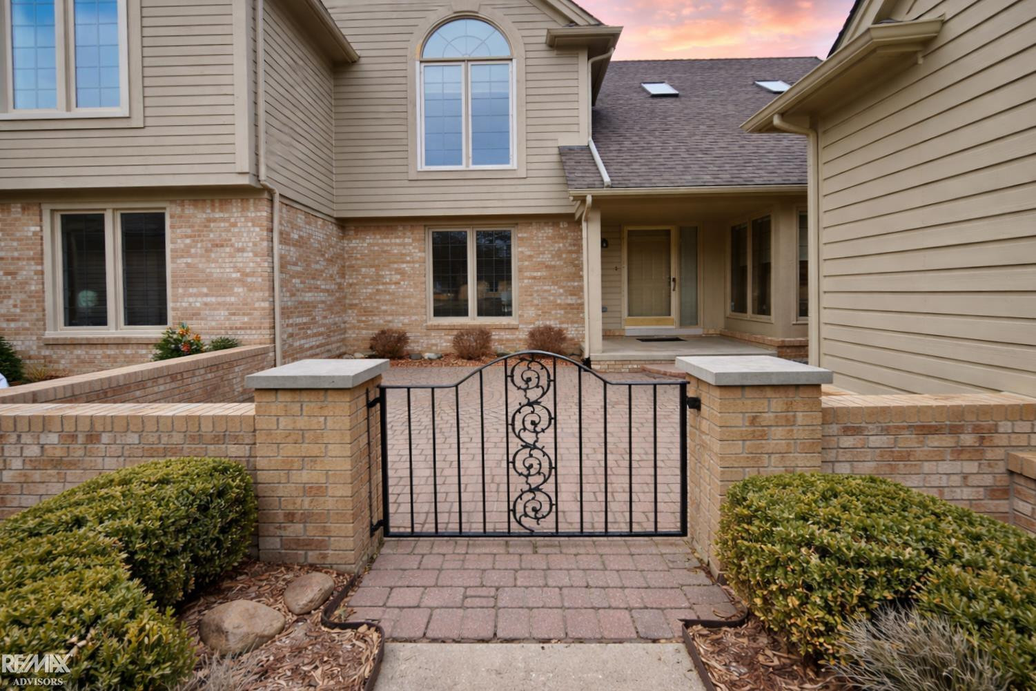 16890 SANDSTONE Circle, MI 48042 — Photo 3