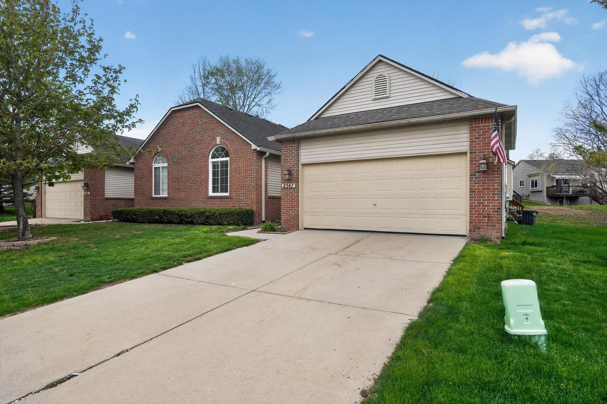 2547 Woodcliff Trail, Hartland, MI 48353 — Photo 2