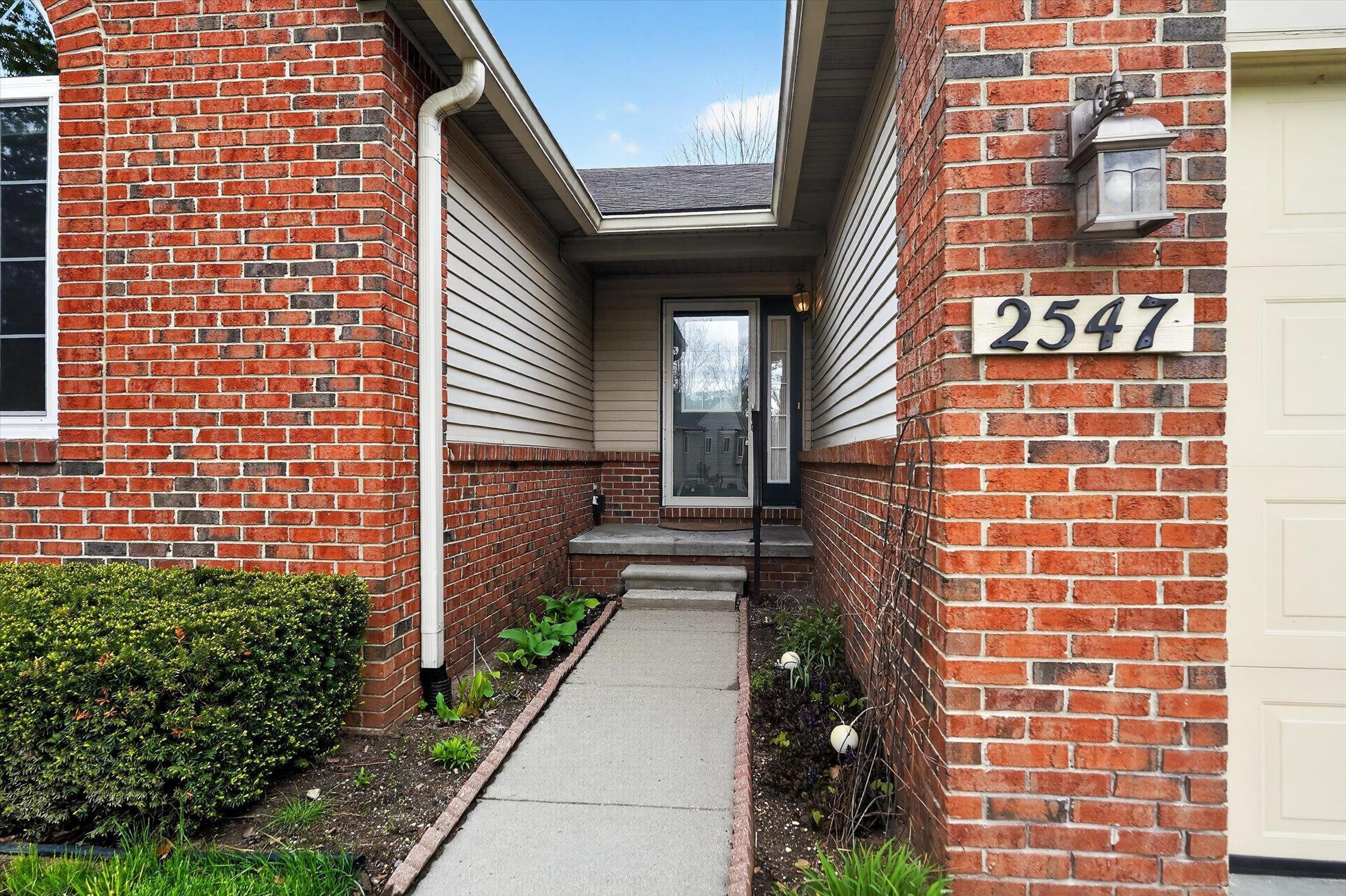 2547 Woodcliff Trail, Hartland, MI 48353 — Photo 3