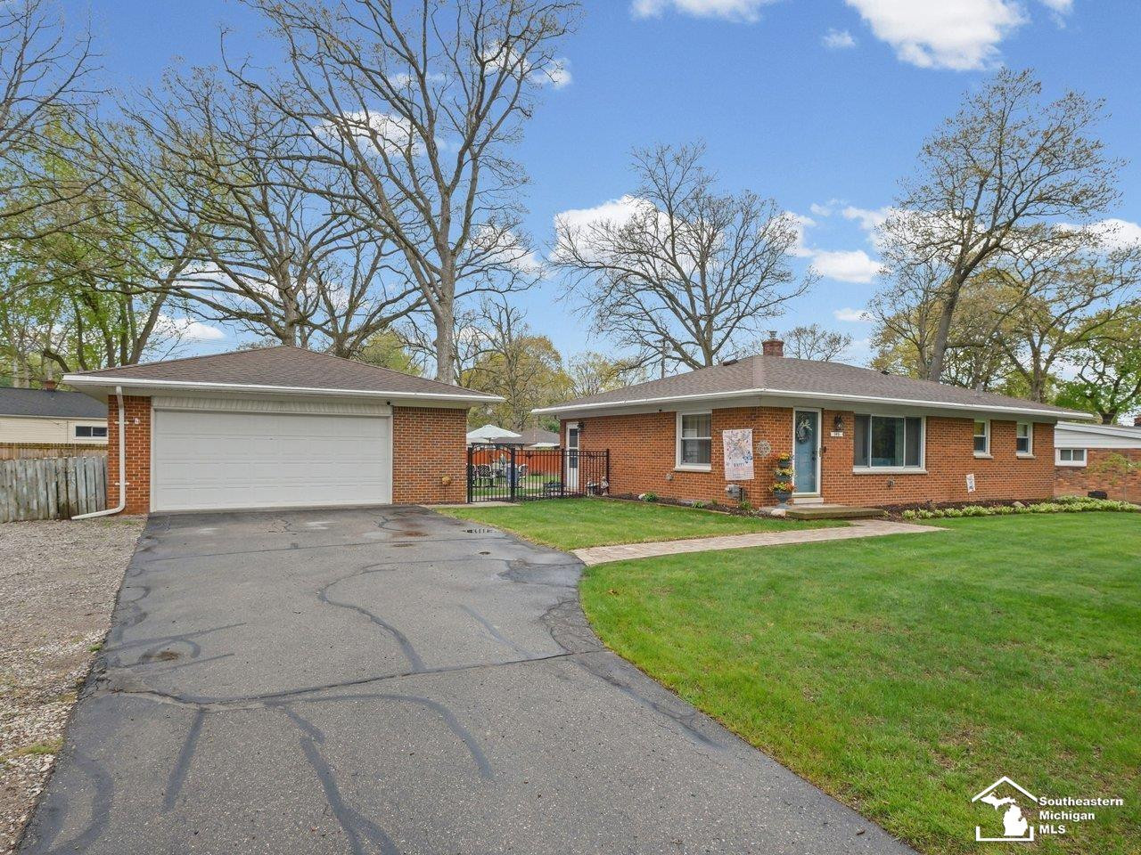 3481 Watkins Lake Road, Waterford, MI 48328 — front exterior