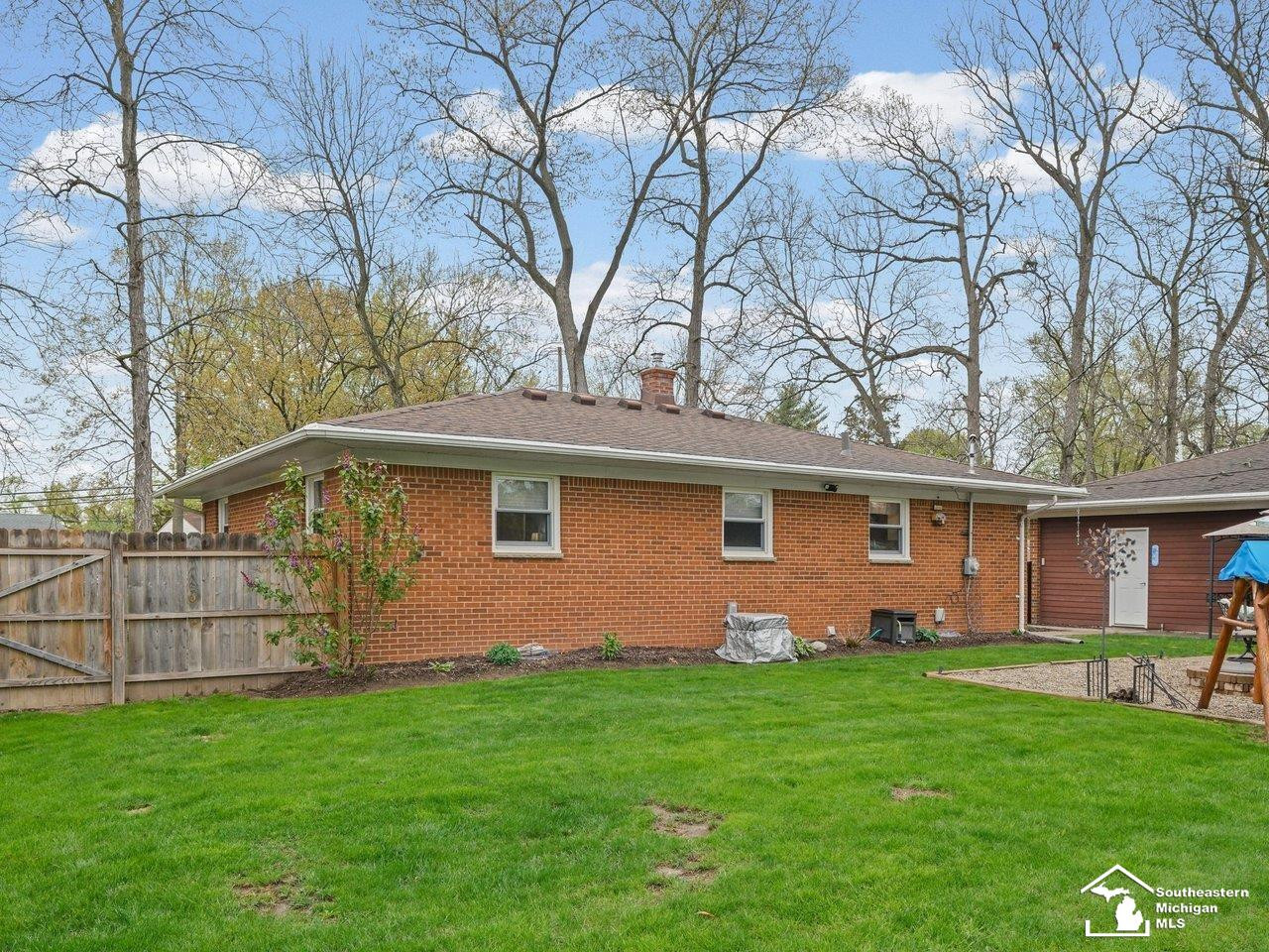 3481 Watkins Lake Road, Waterford, MI 48328 — Photo 32