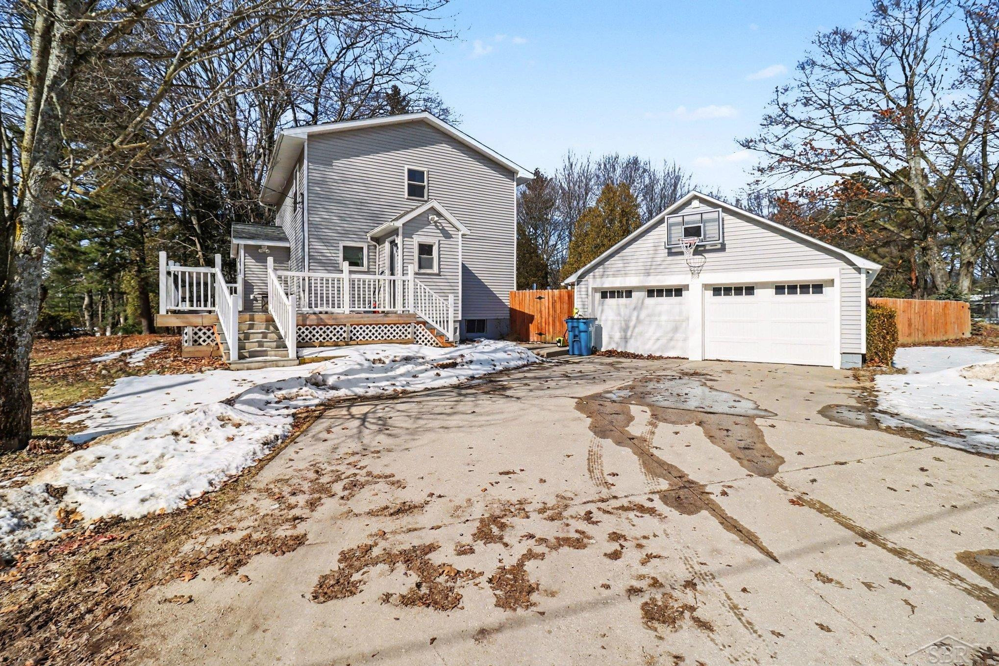 6812 W Decker Road, Ludington, MI 49431 — front exterior