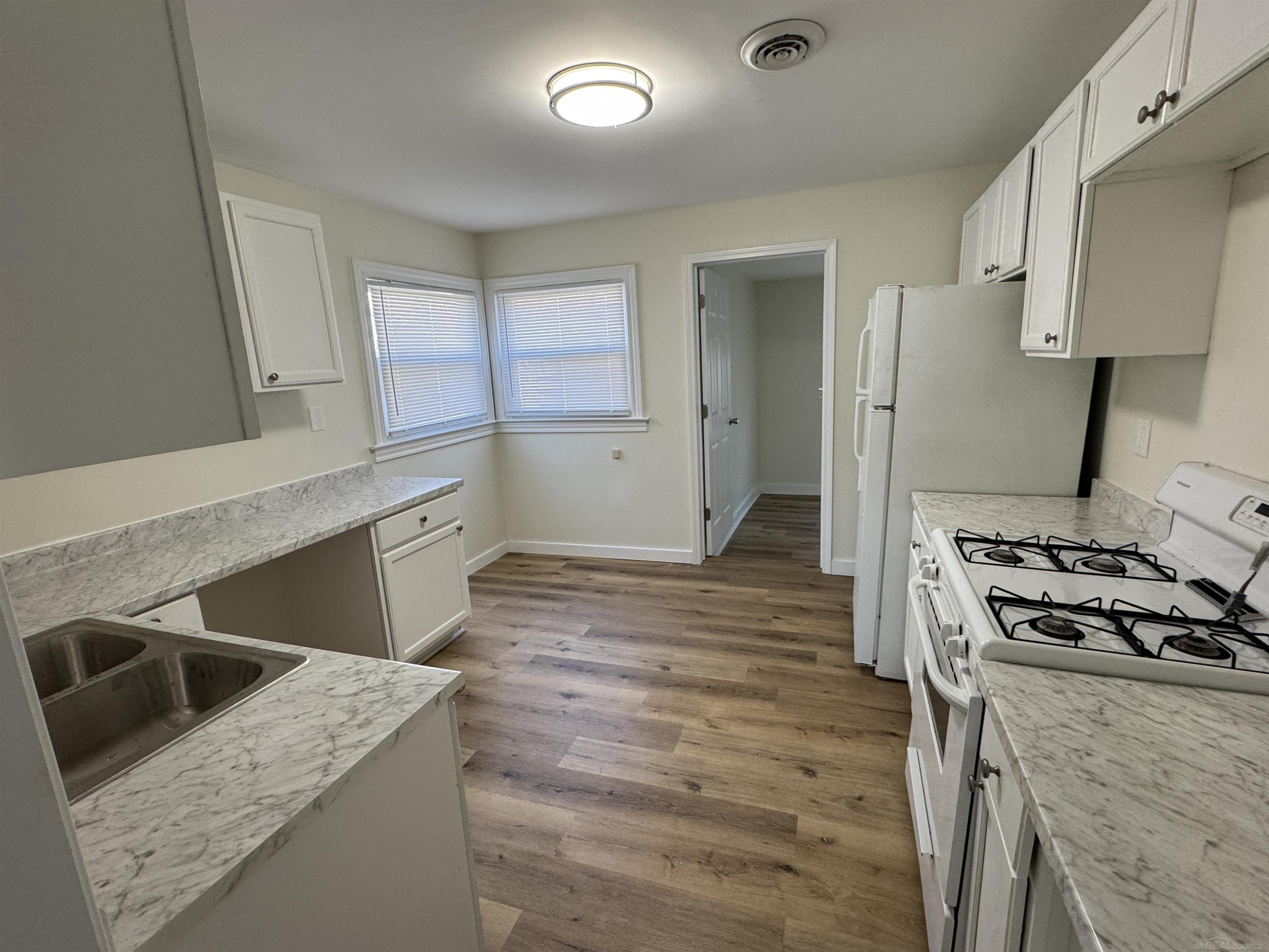 8275 Essex Avenue, Warren, MI 48089 — Photo 9