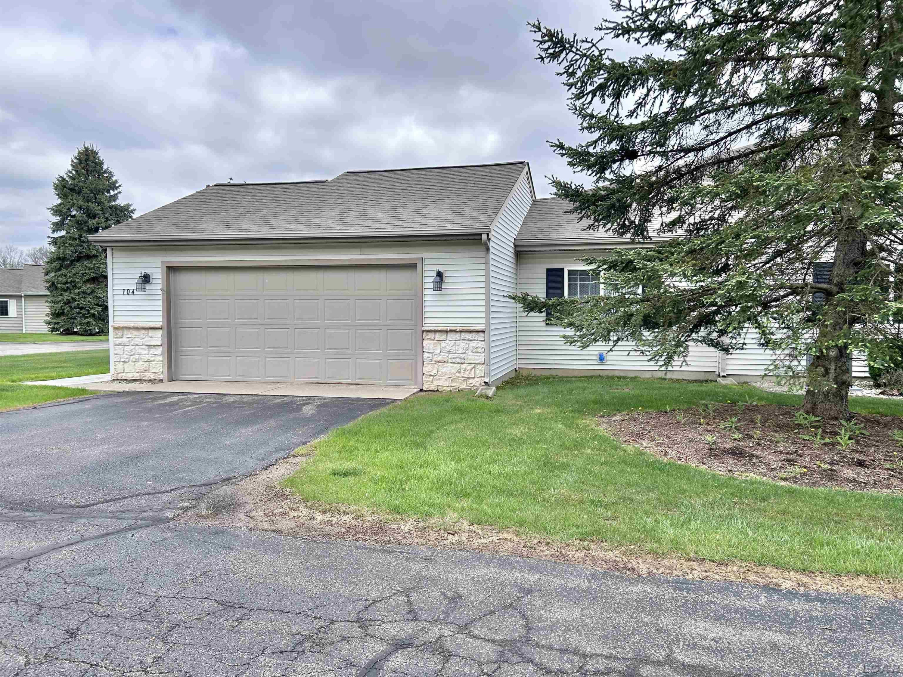 104 Lakewood Drive, Adrian, MI 49221 — Photo 2