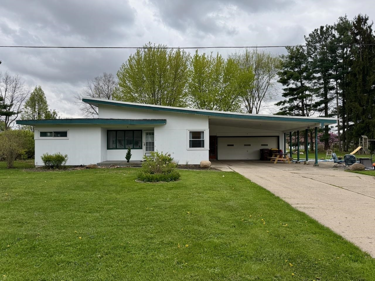 710 E Broad Street, Chesaning, MI 48616 — Photo 2