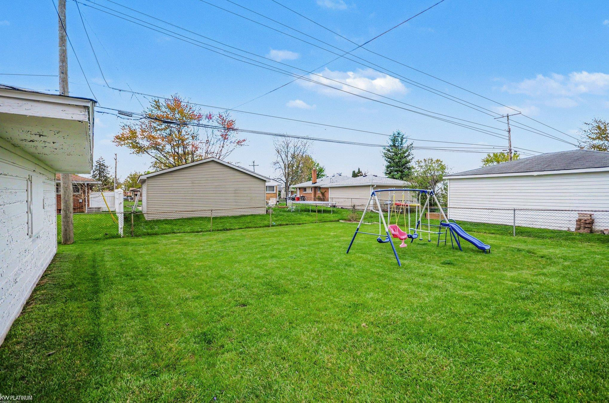 21060 Suffolk Street, Clinton Twp, MI 48035 — Photo 23