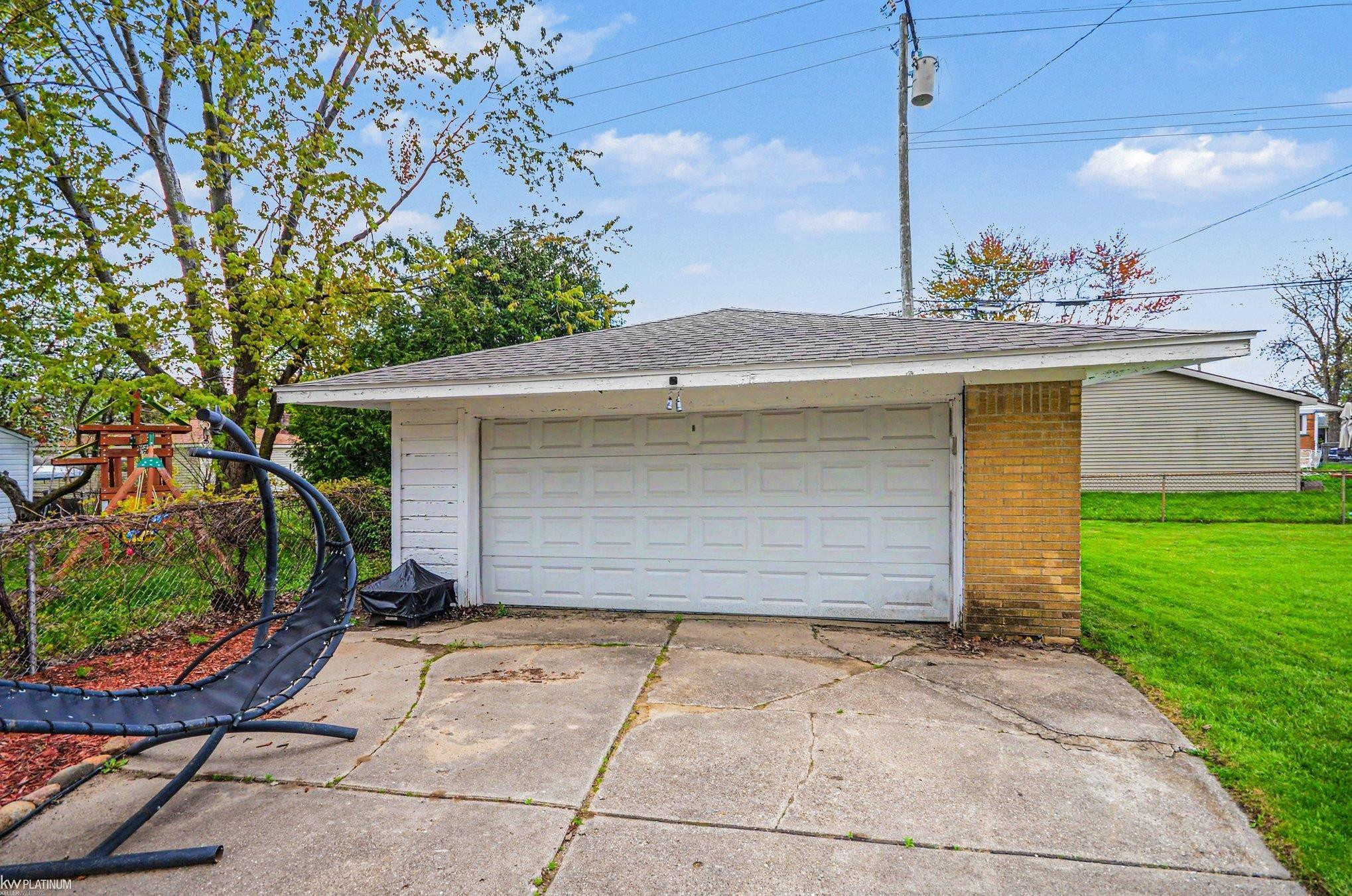 21060 Suffolk Street, Clinton Twp, MI 48035 — Photo 24