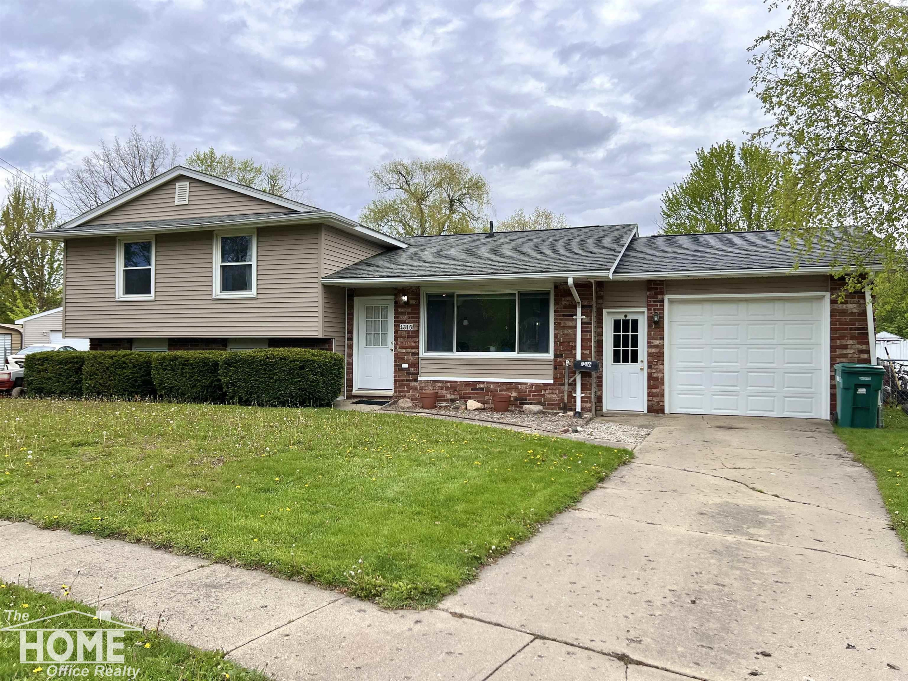 1316 Huntington Drive, Owosso, MI 48867 — front exterior