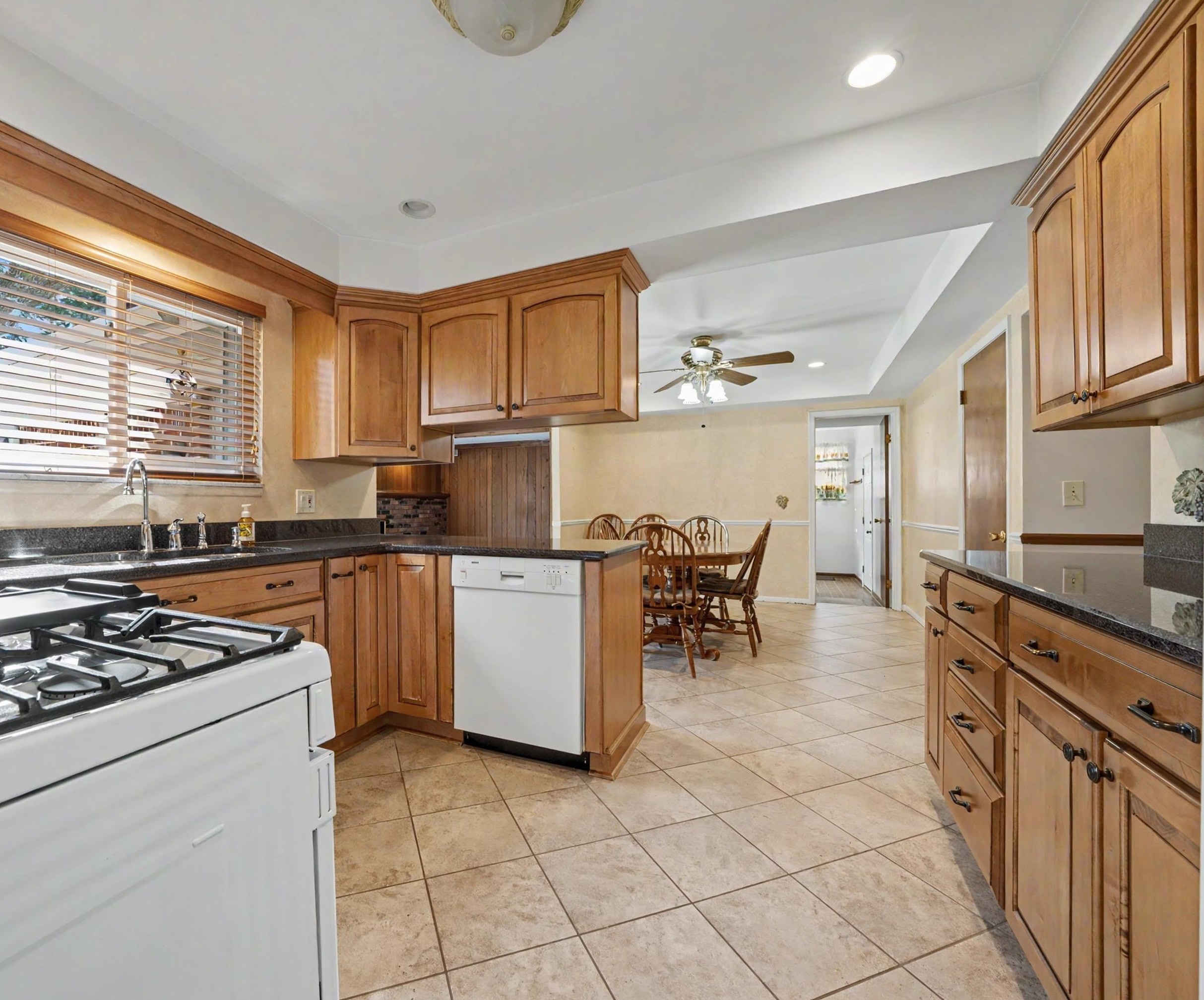 6486 Thorneycroft Drive, Shelby Twp, MI 48316 — Photo 10