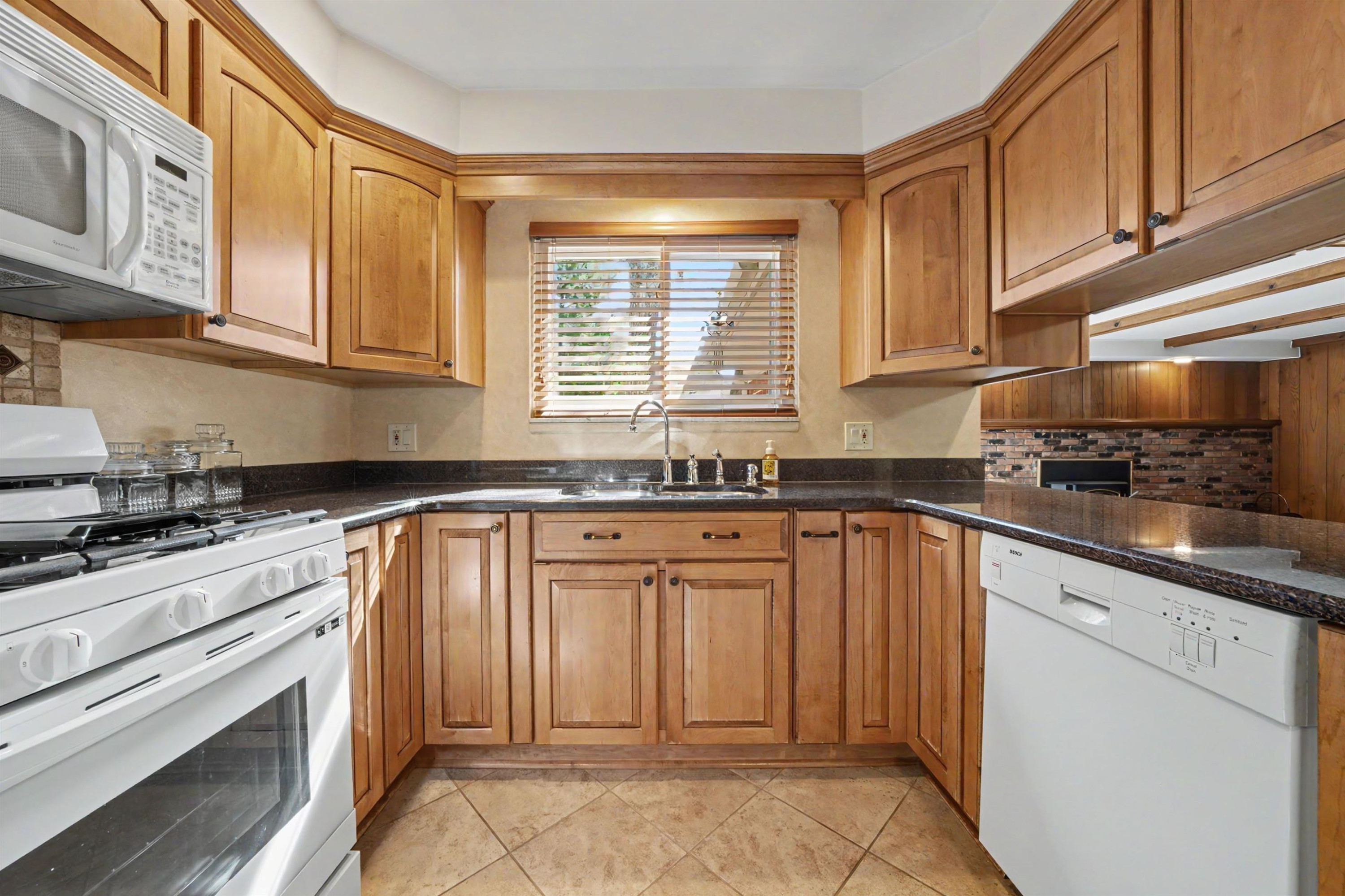 6486 Thorneycroft Drive, Shelby Twp, MI 48316 — Photo 11