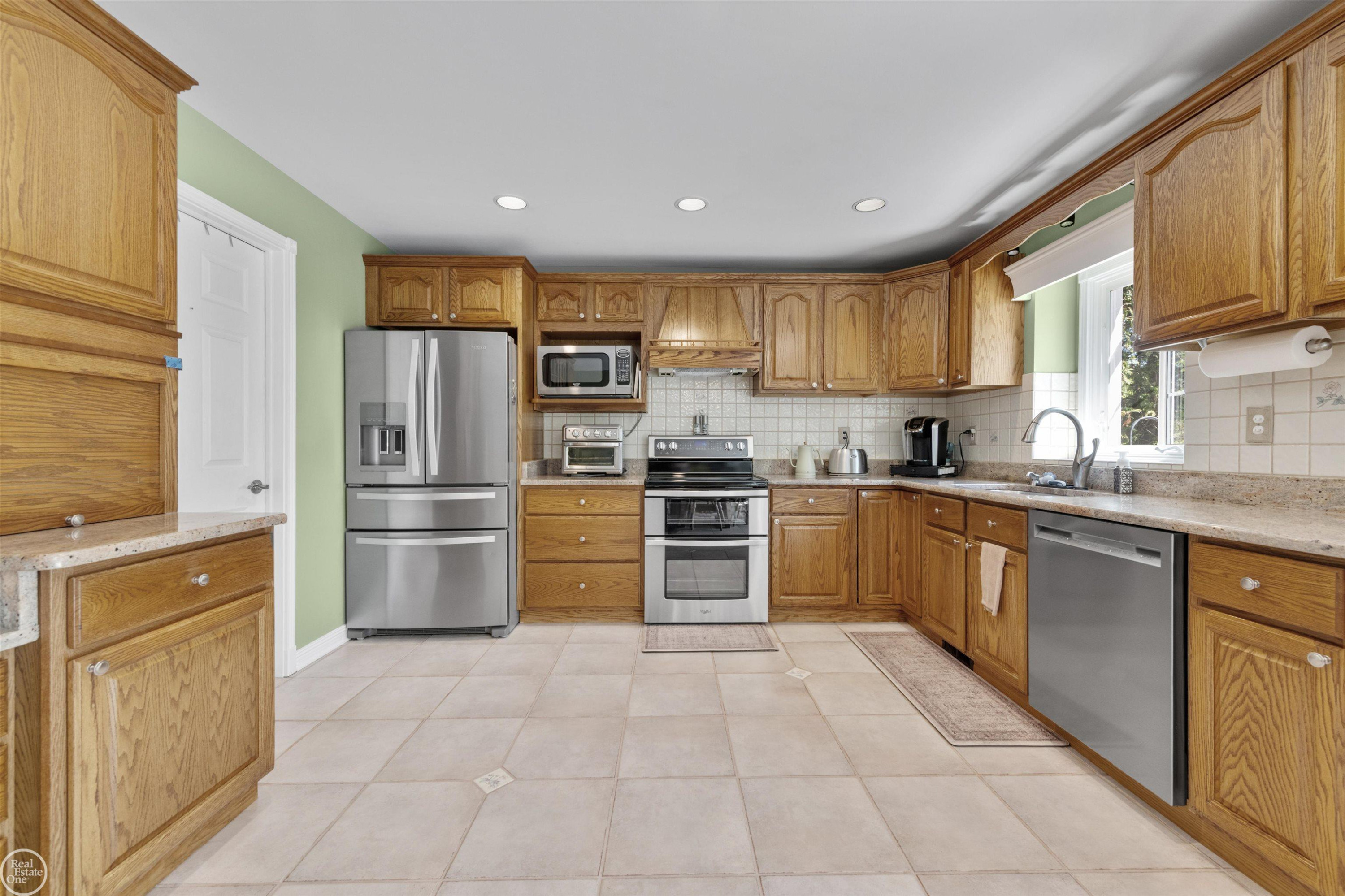 15790 Farmview Court, Fraser, MI 48026 — Photo 10
