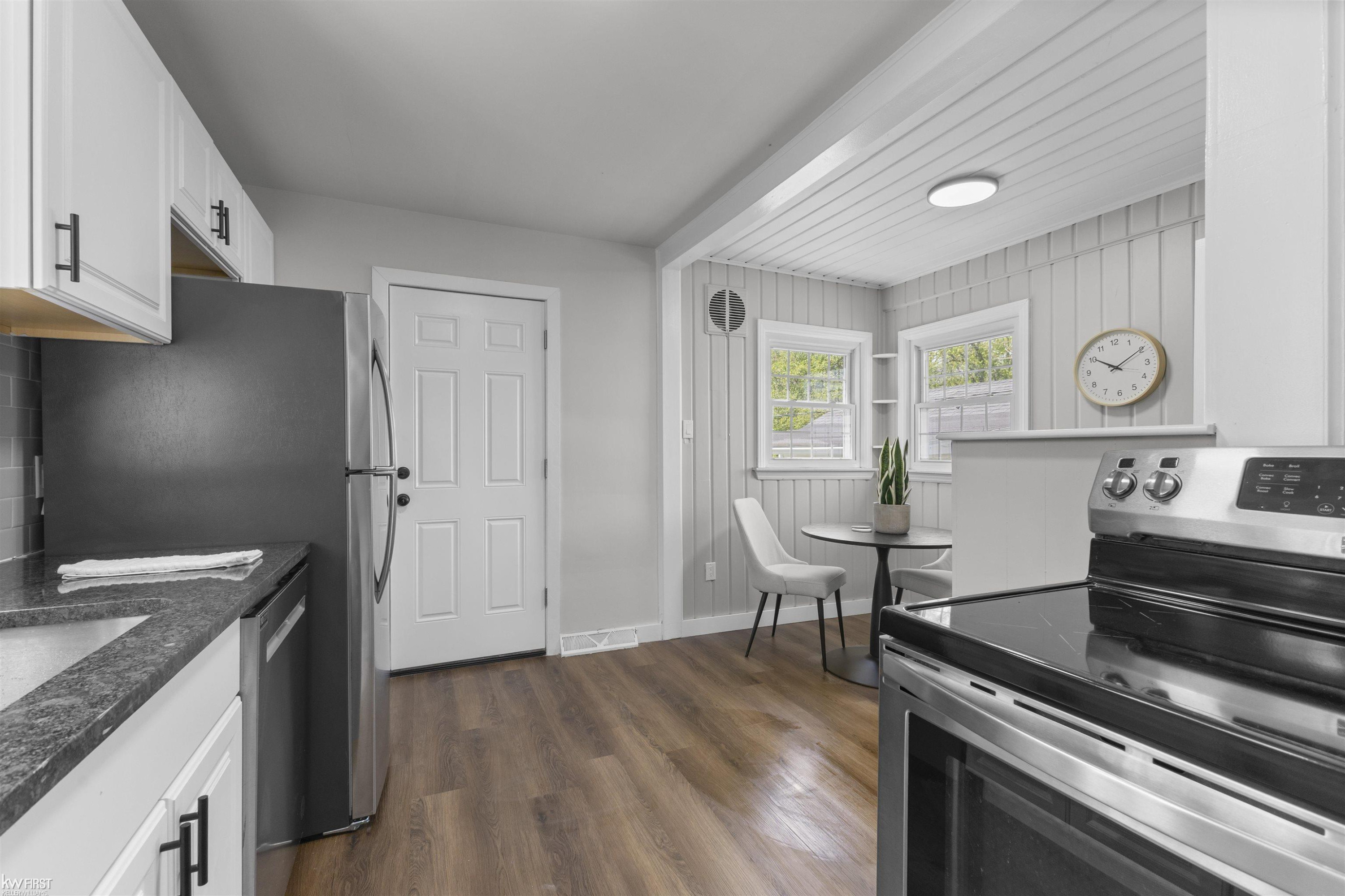210 Preston Avenue, Waterford, MI 48328 — Photo 9