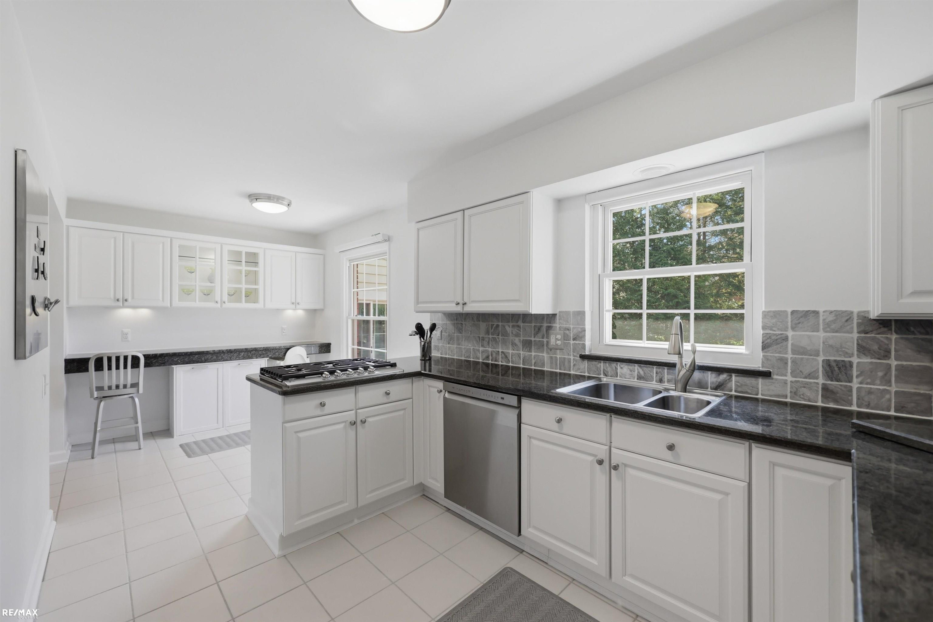 938 Candlestick Court, MI 48304 — Photo 9