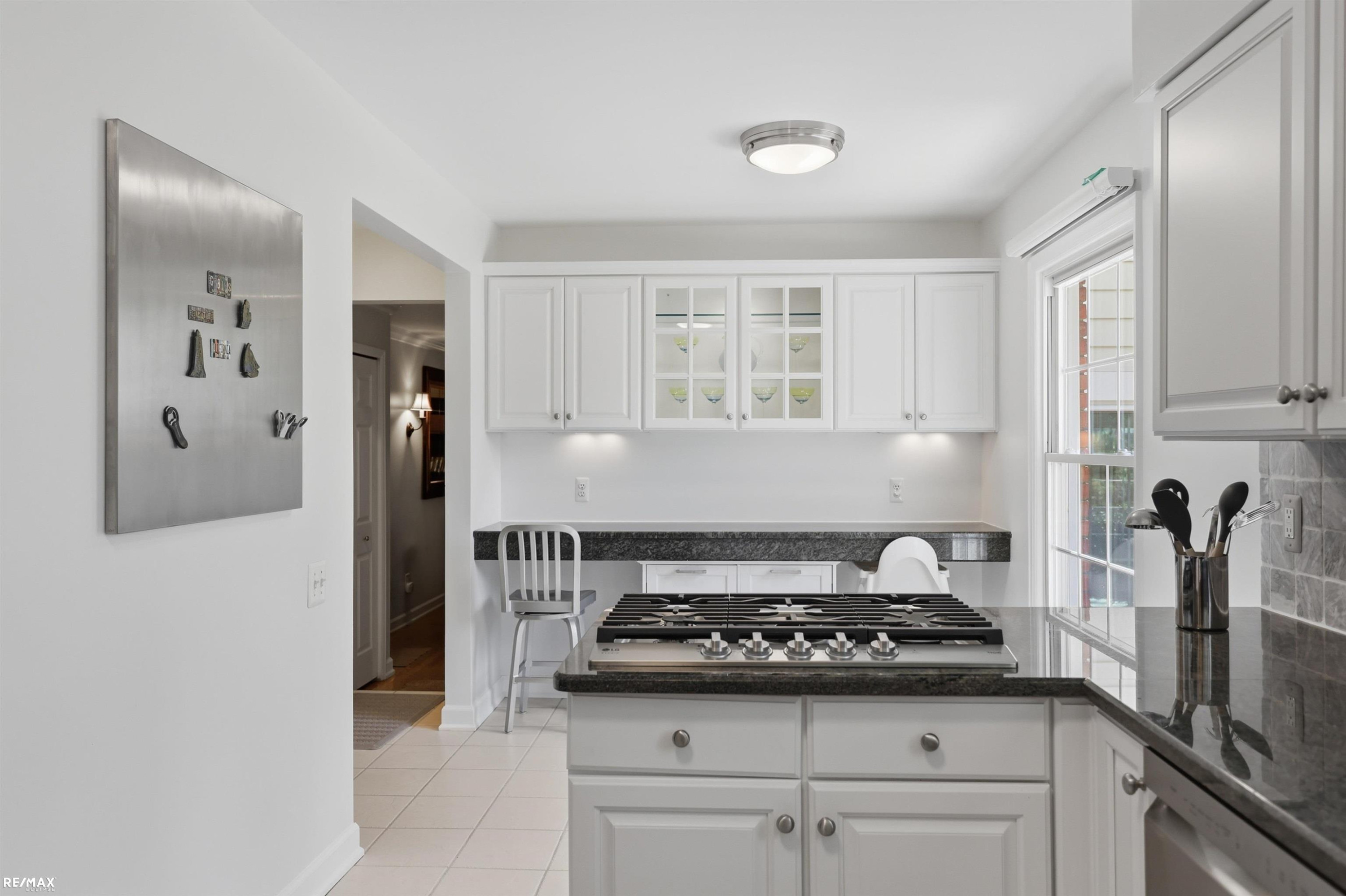 938 Candlestick Court, MI 48304 — Photo 10