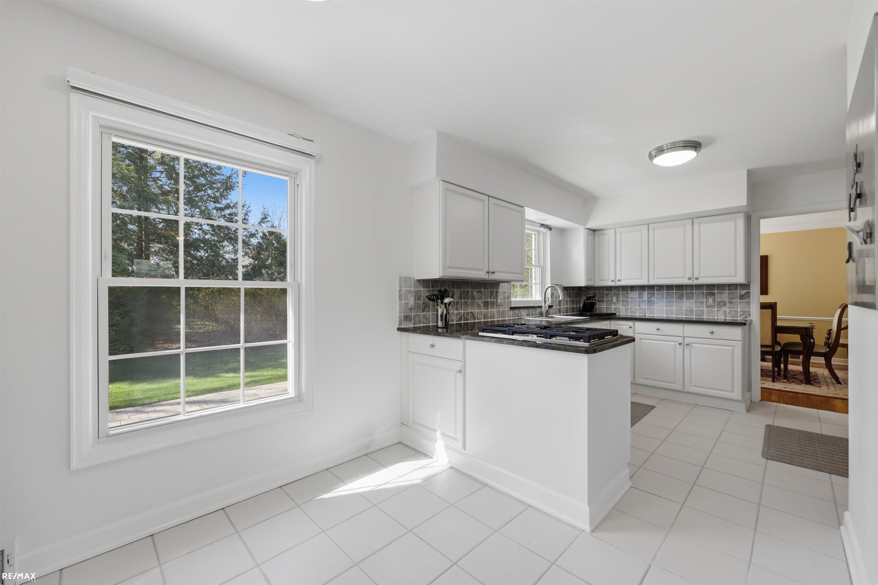 938 Candlestick Court, MI 48304 — Photo 11