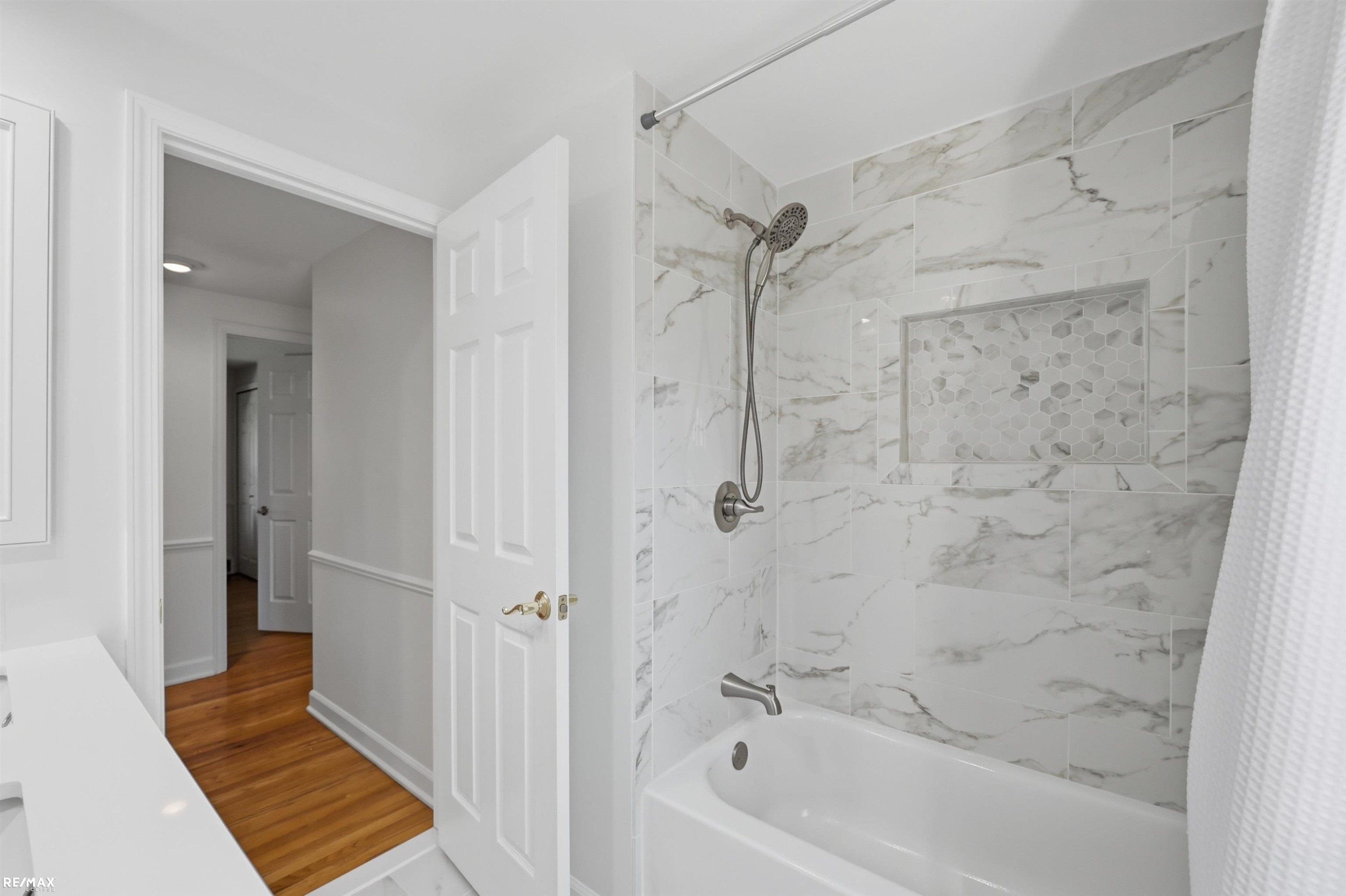 938 Candlestick Court, MI 48304 — Photo 20