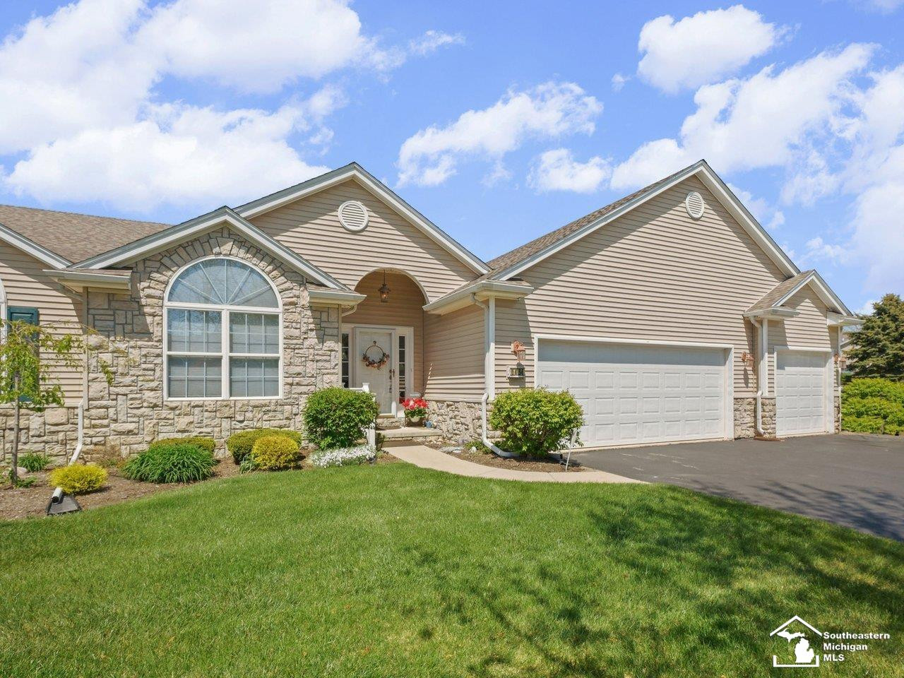 6484 Black Diamond Lane, 40, Lambertville, MI 48144 — Photo 2