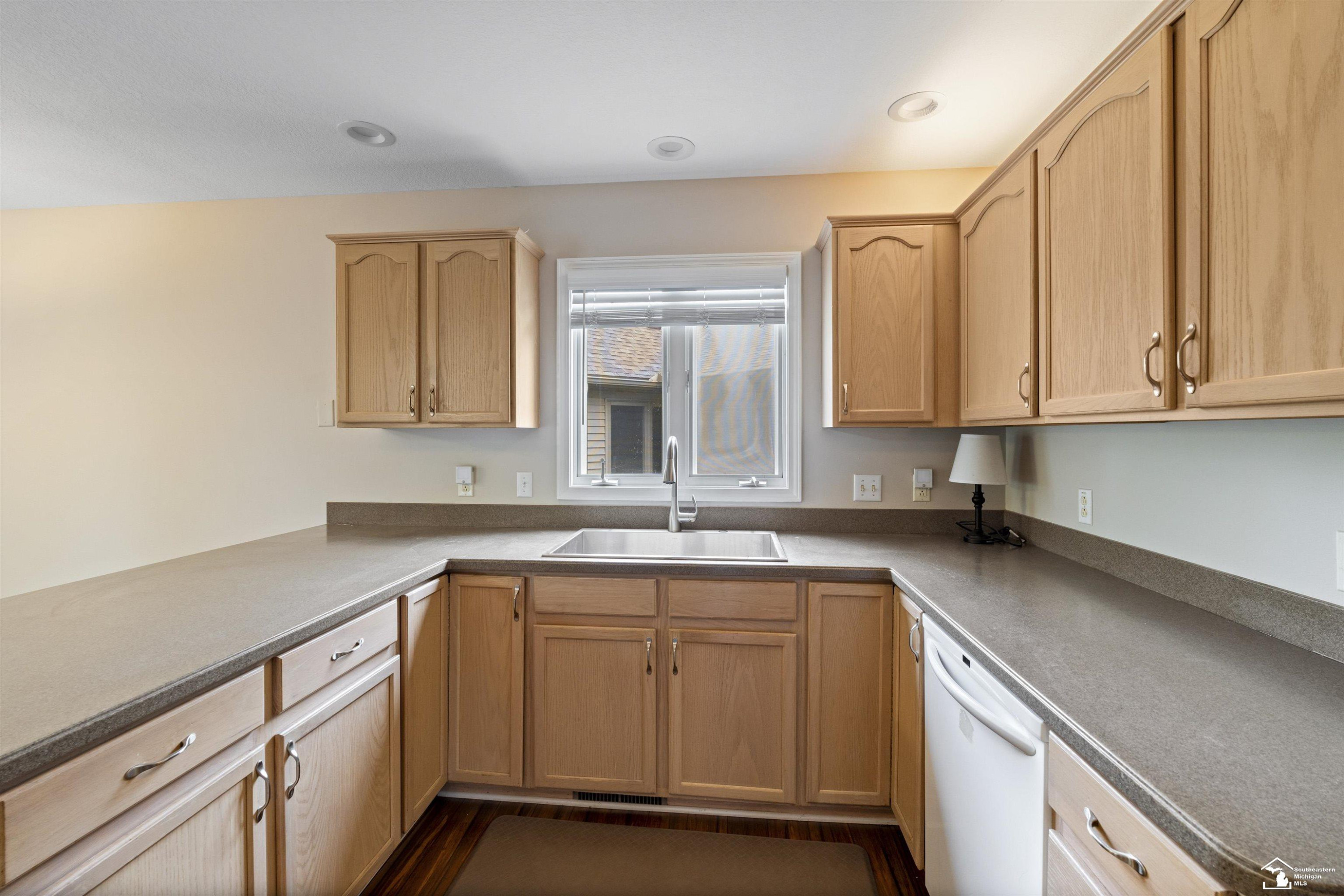 6647 Greenbriar Lane, Temperance, MI 48182 — Photo 11