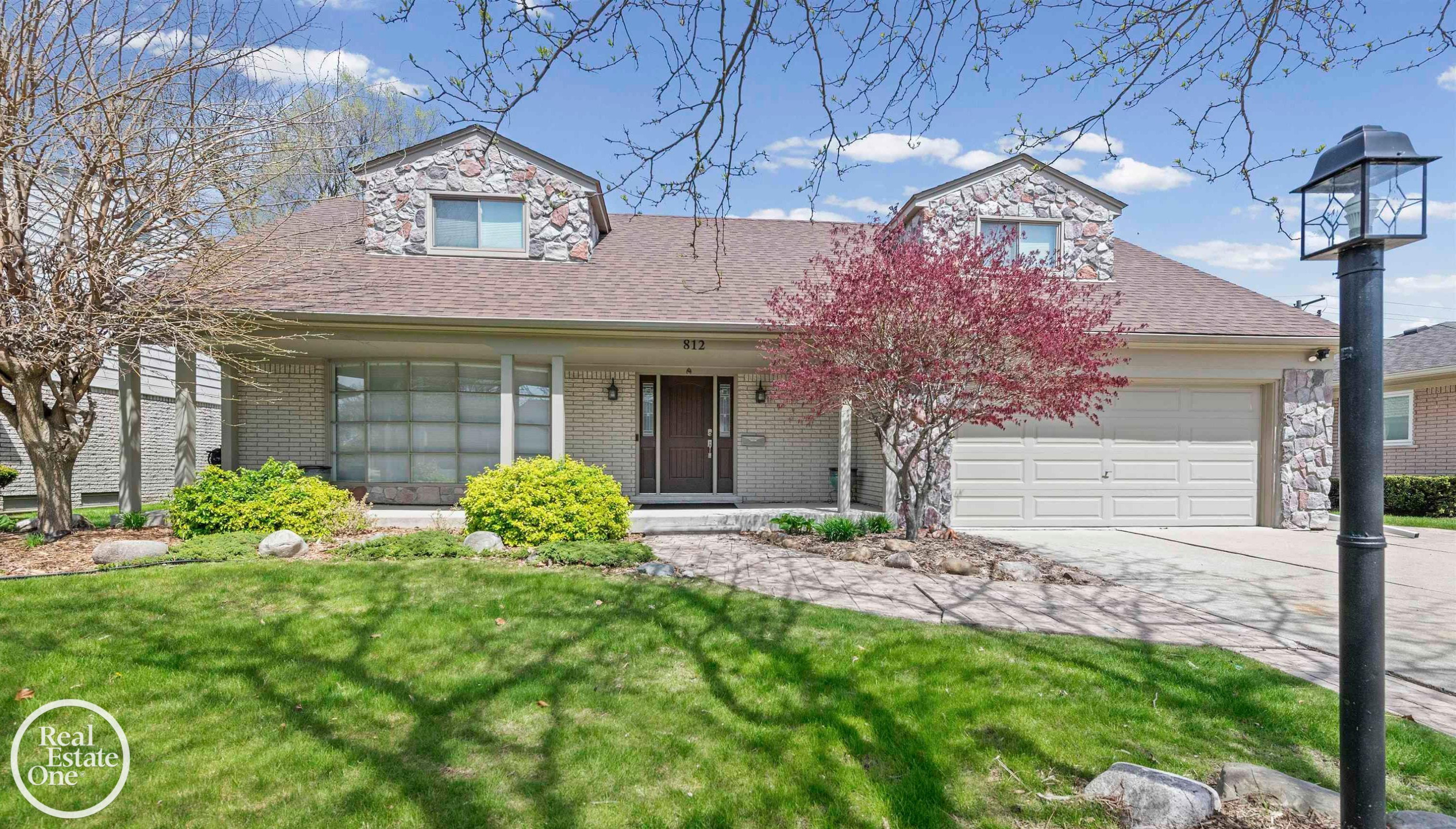 812 Moorland Drive, Grosse Pointe Woods, MI 48236 — front exterior