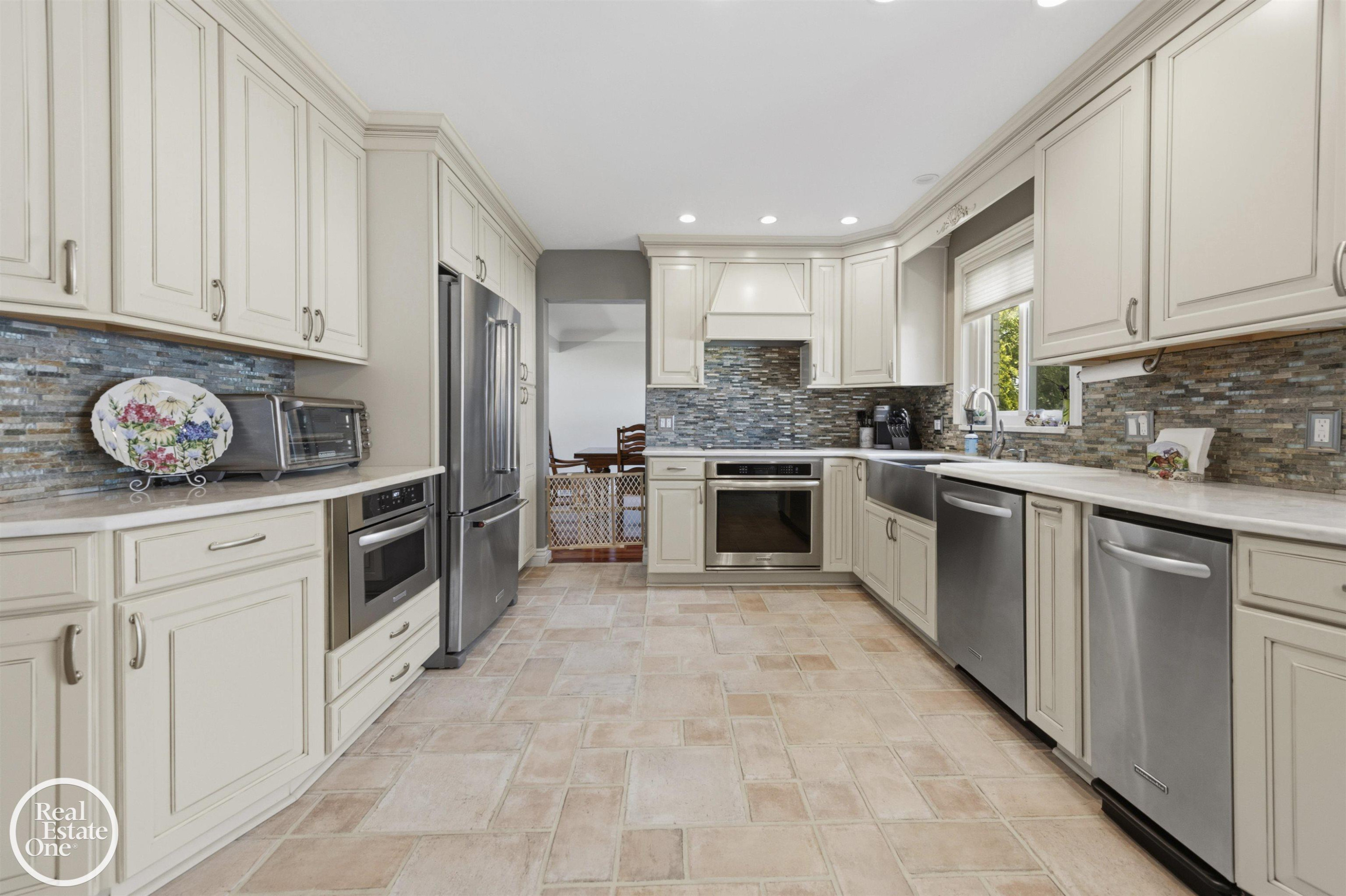 812 Moorland Drive, Grosse Pointe Woods, MI 48236 — Photo 2