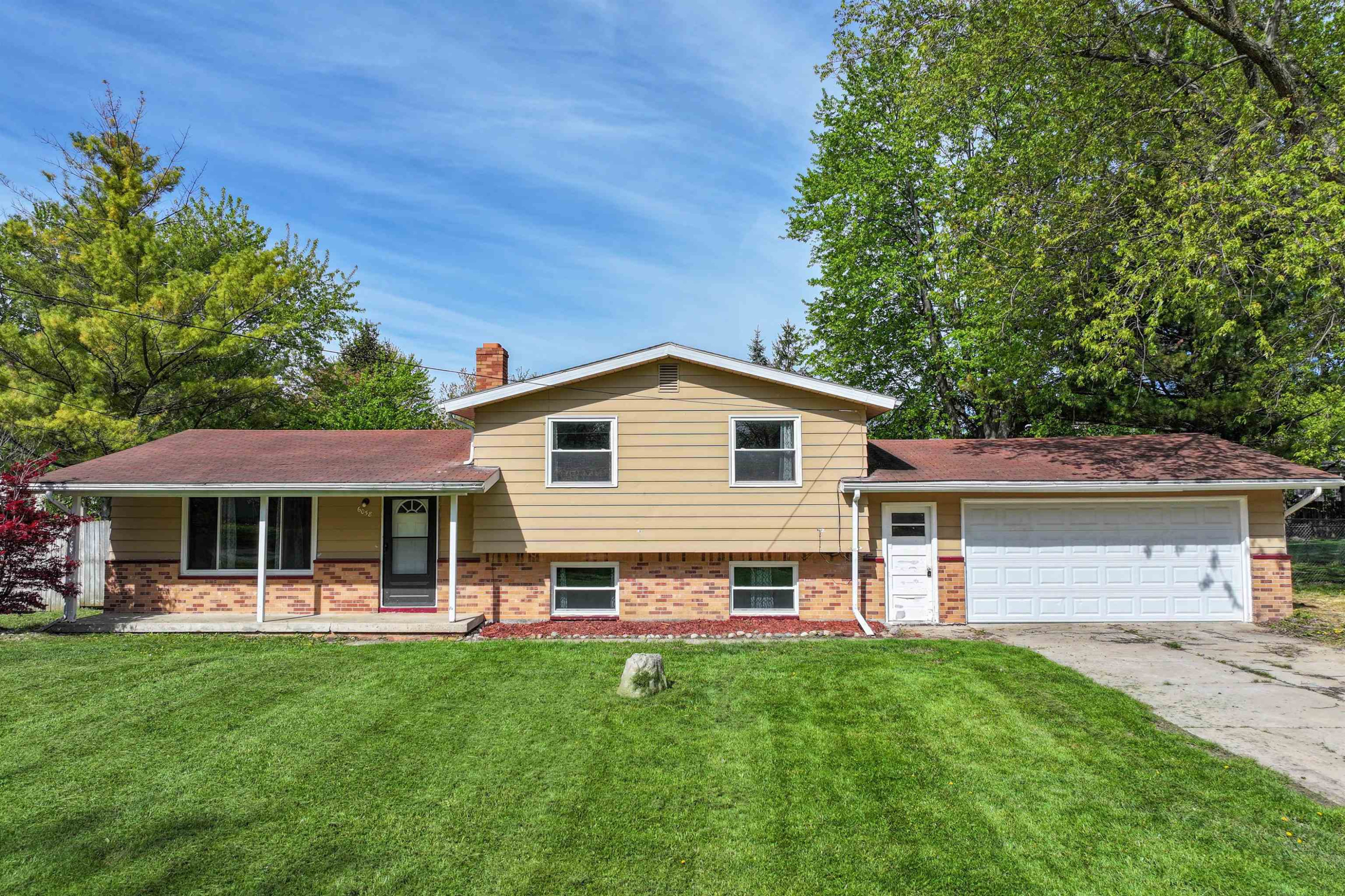 6058 Meadowwood Lane, Grand Blanc, MI 48439 — front exterior