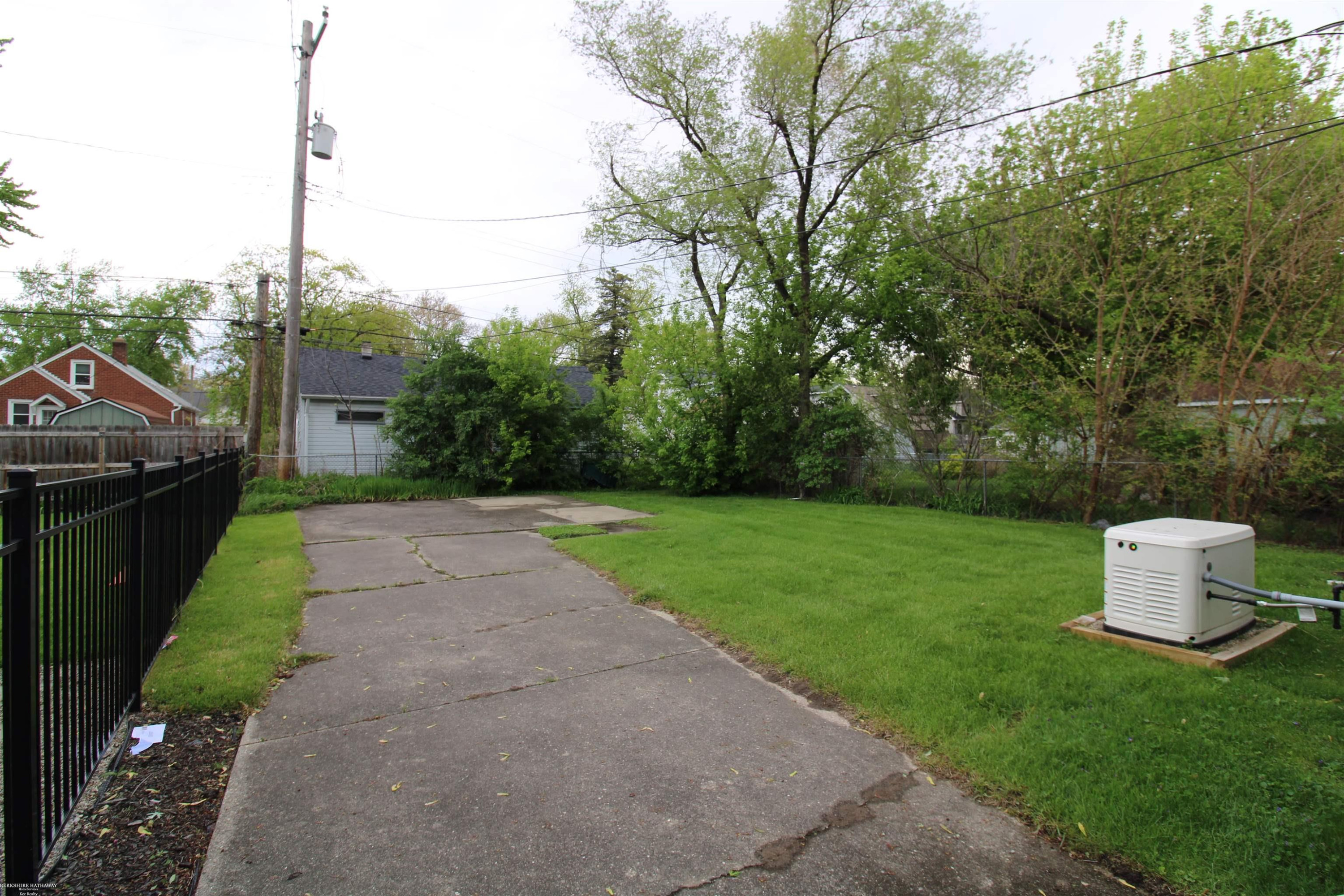 2380 Wiltshire Rd Road, Berkley, MI 48072 — Photo 12