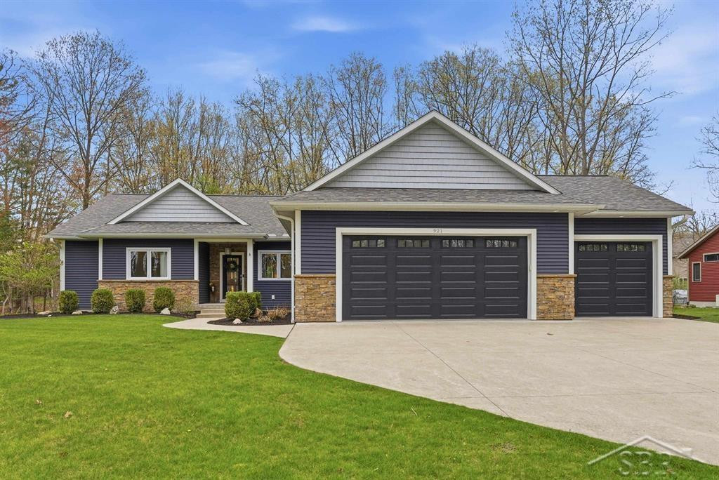 921 S Crooked Tree Lane, Midland, MI 48640 — front exterior