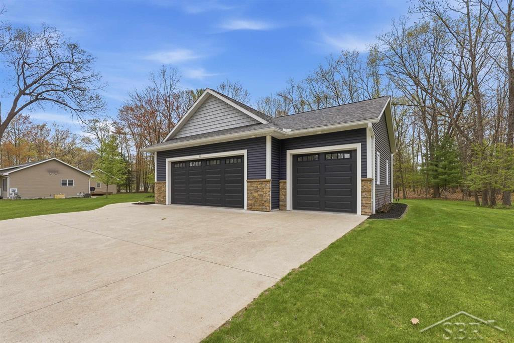 921 S Crooked Tree Lane, Midland, MI 48640 — Photo 2