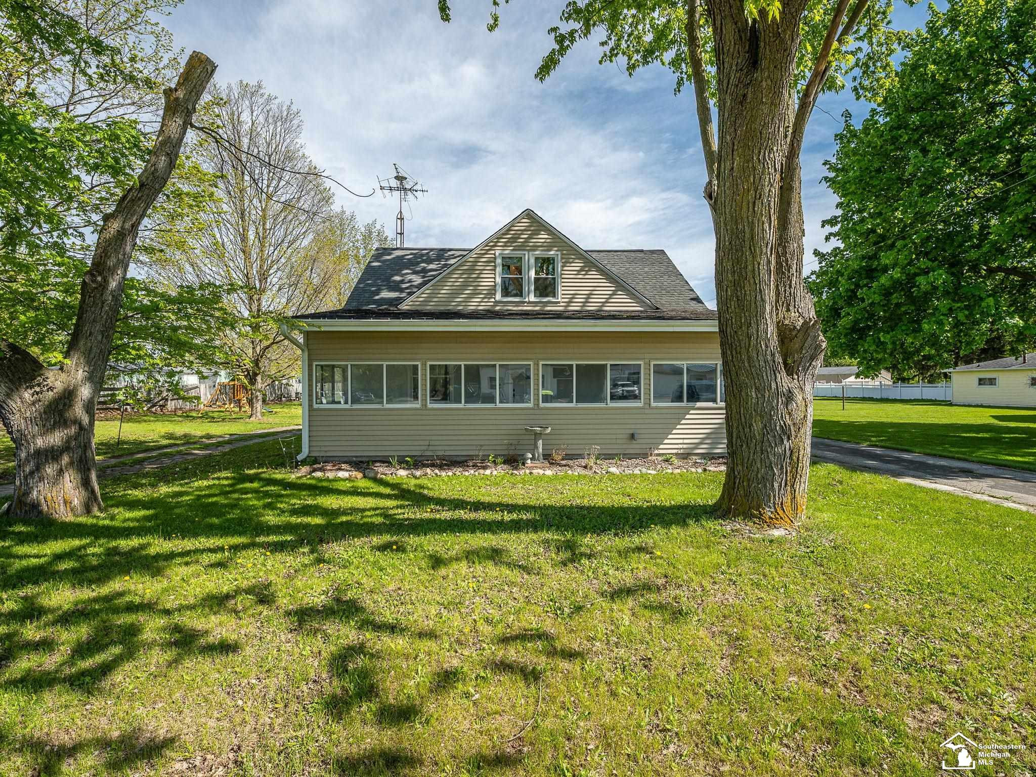 903 W Russell Road, Tecumseh, MI 49286 — front exterior