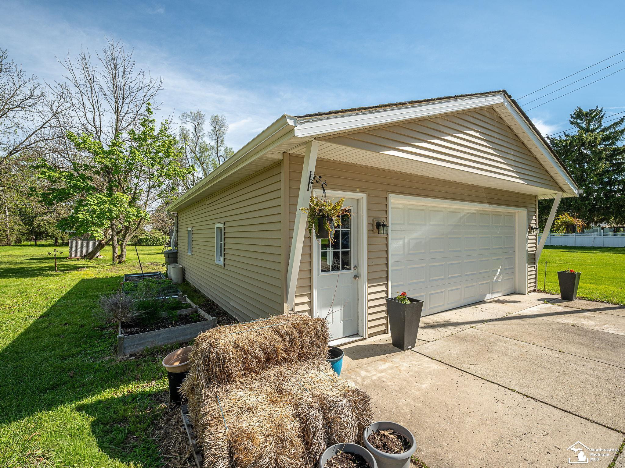 903 W Russell Road, Tecumseh, MI 49286 — Photo 33