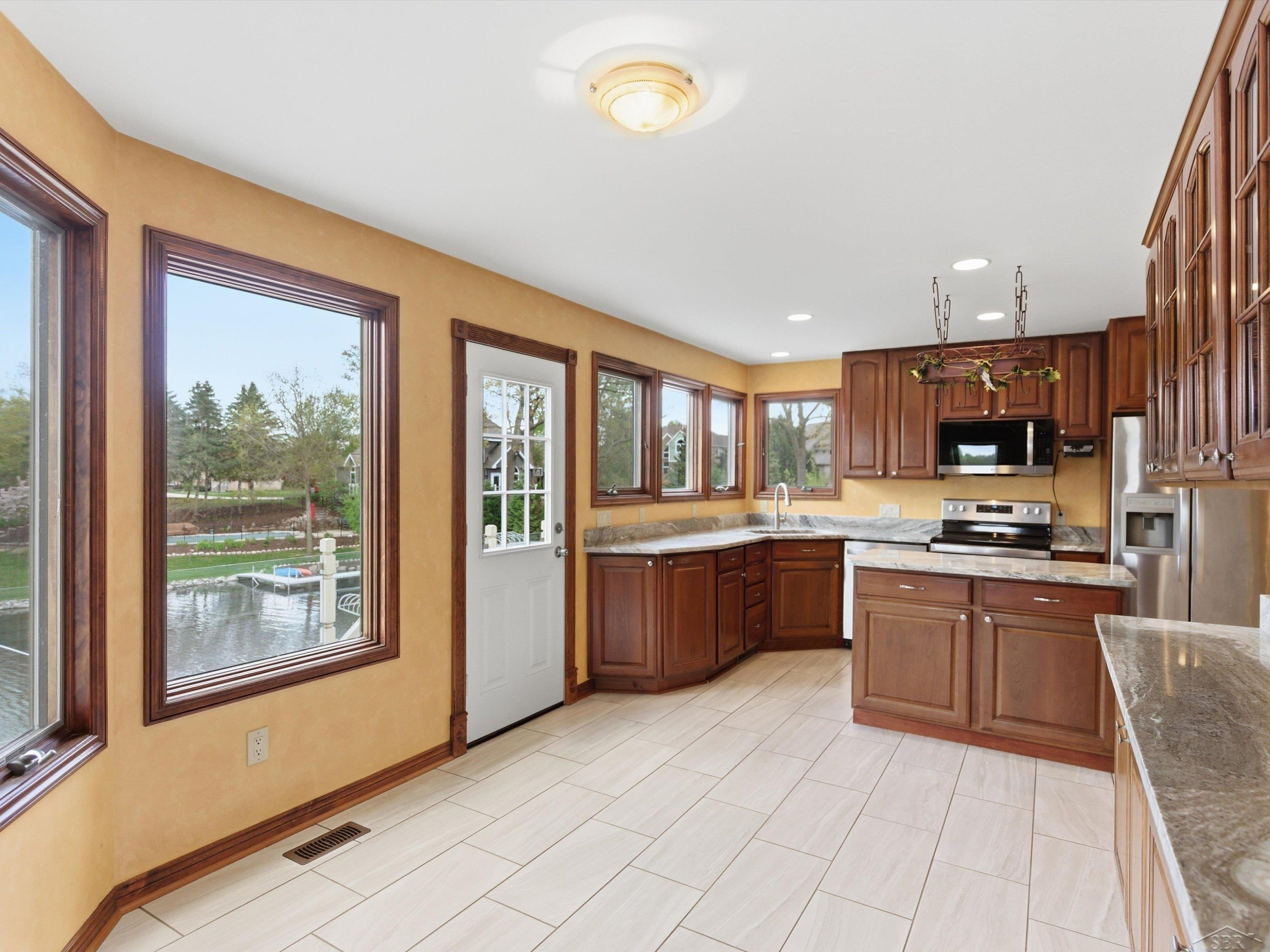 3172 Pine Tree Court, Waterford, MI 48329 — Photo 18