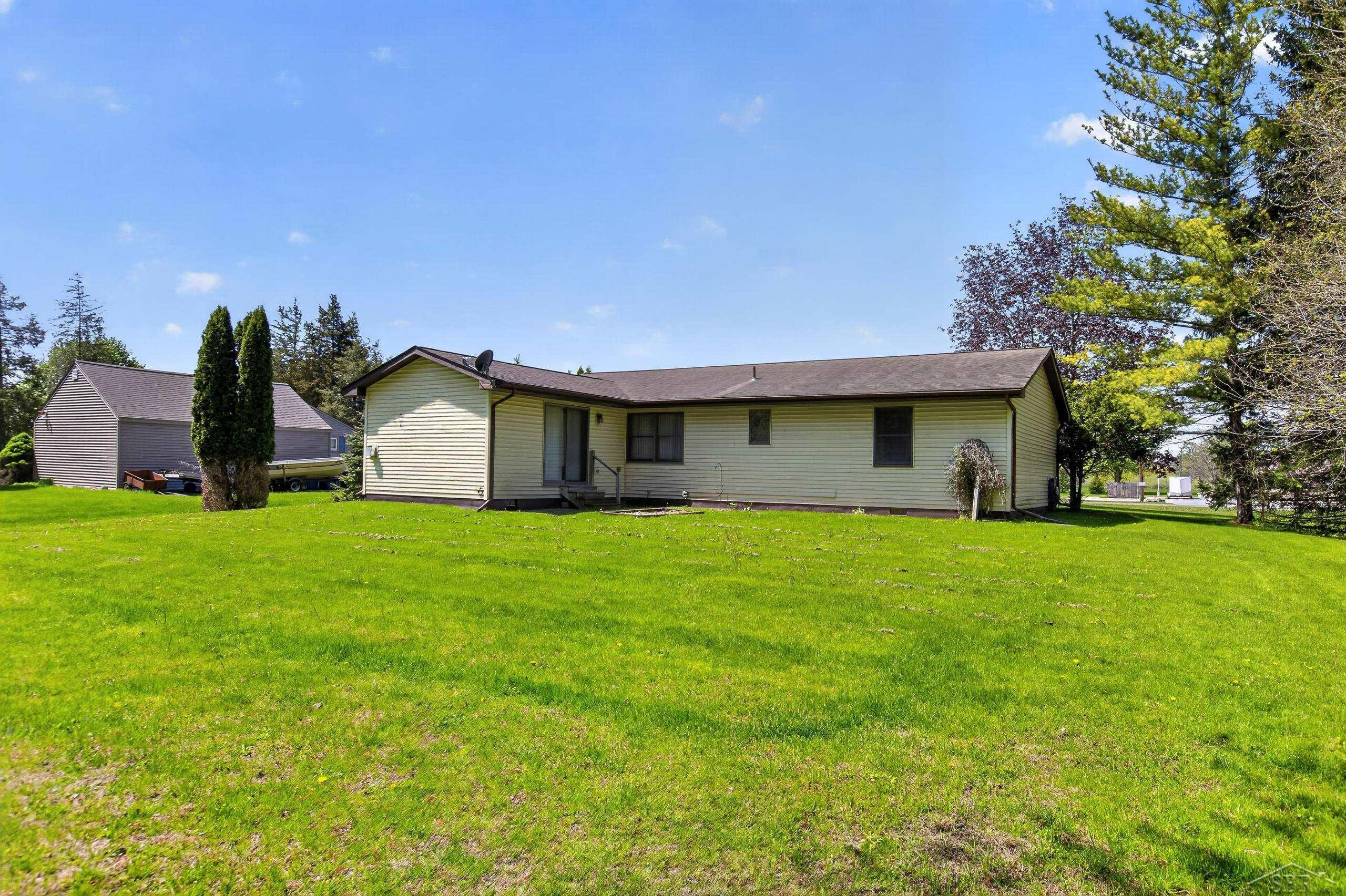 385 S Orr Road, Hemlock, MI 48626 — Photo 3