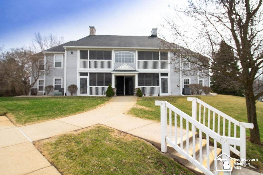 795 W Barrington Circle, Jackson, MI 49203 — front exterior