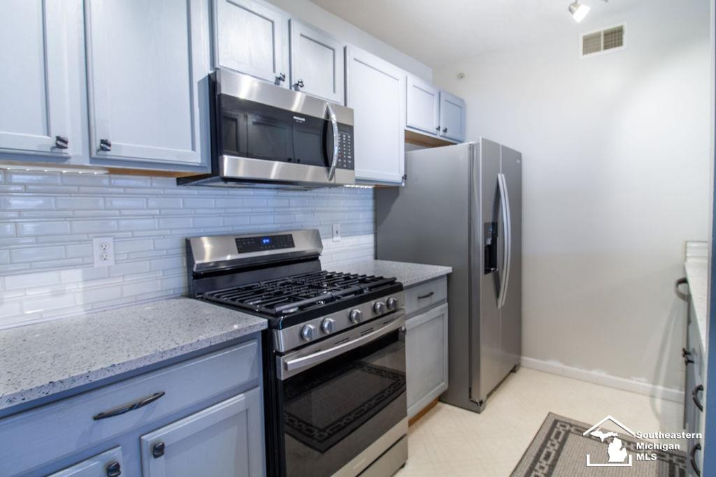 795 W Barrington Circle, Jackson, MI 49203 — Photo 13