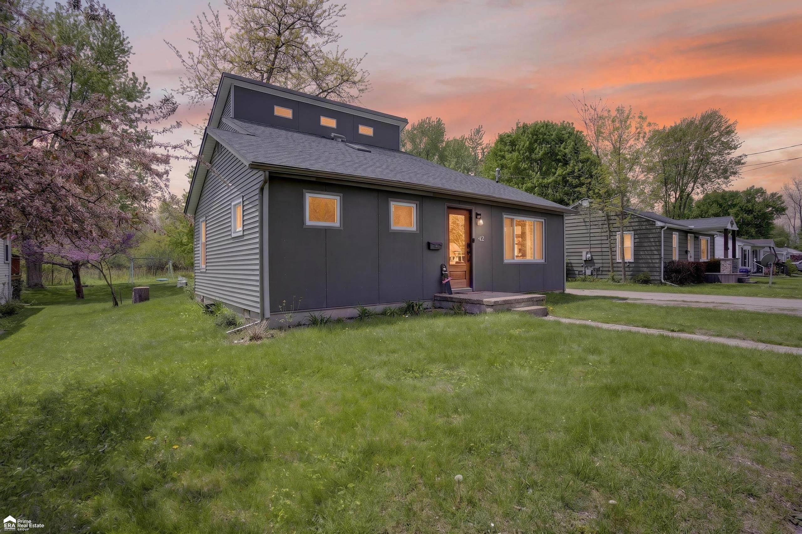 421 W Caroline Street, Fenton, MI 48430 — front exterior