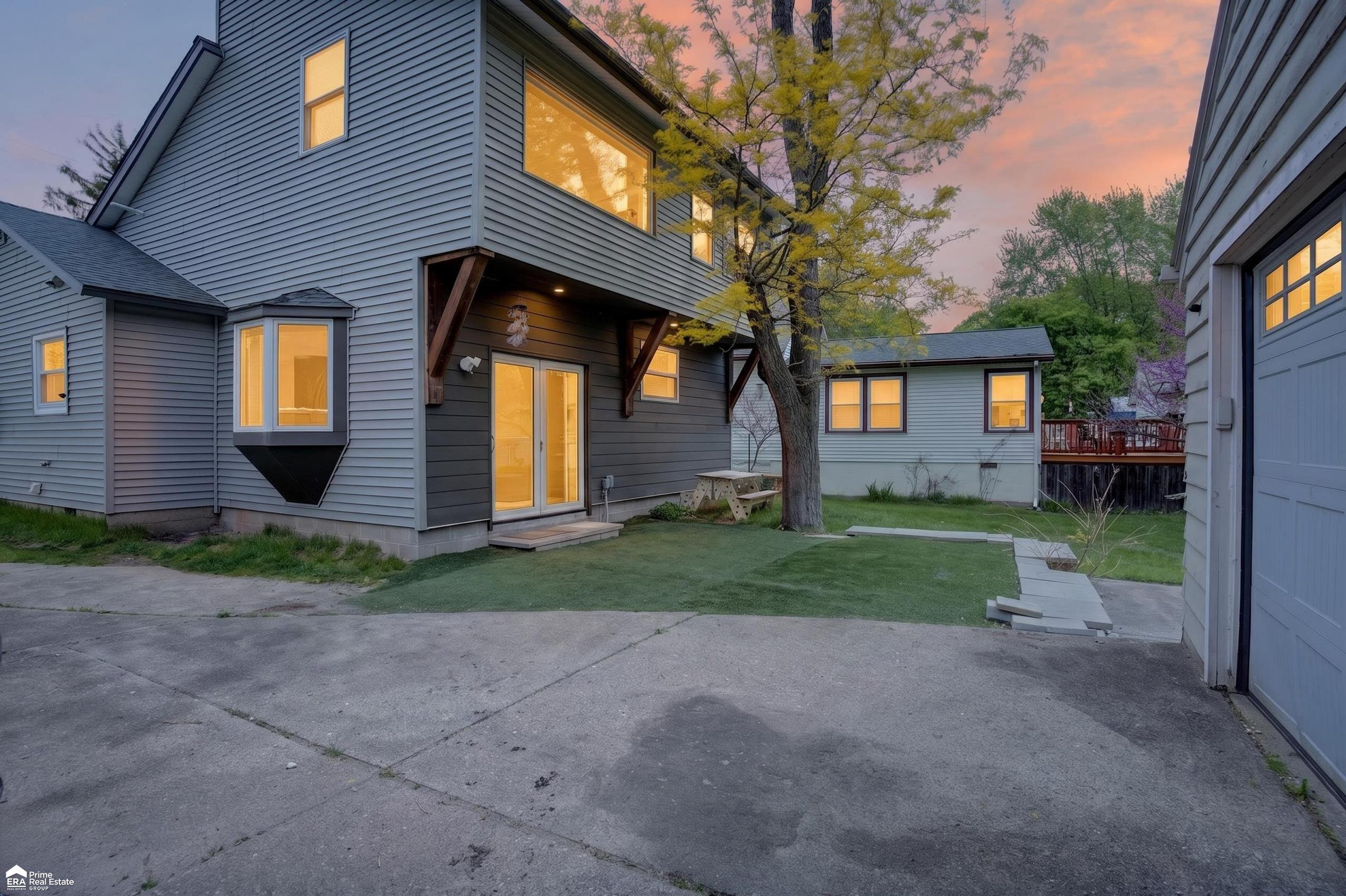 421 W Caroline Street, Fenton, MI 48430 — Photo 2