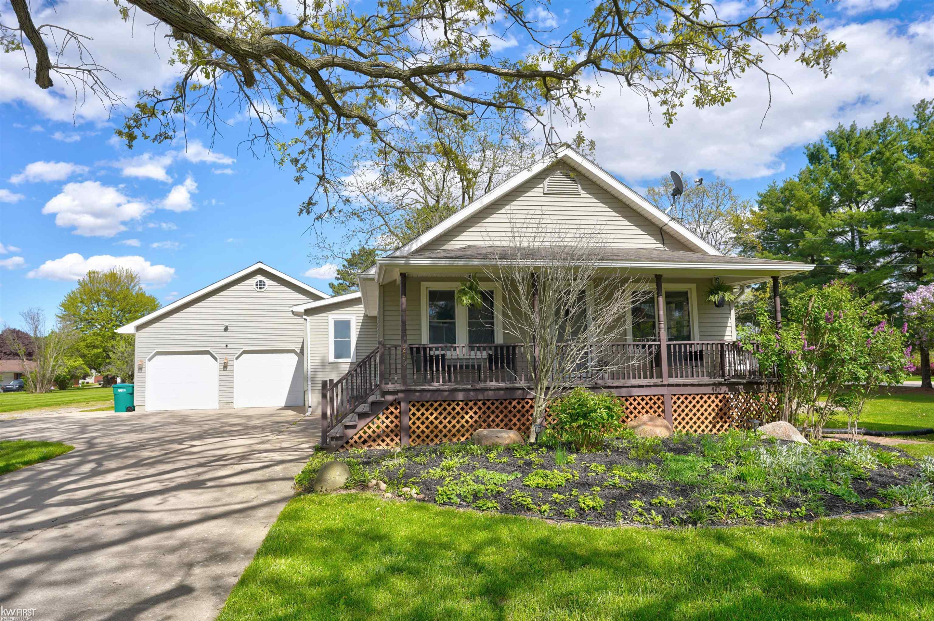 1220 N Chipman Street, Owosso, MI 48867 — front exterior