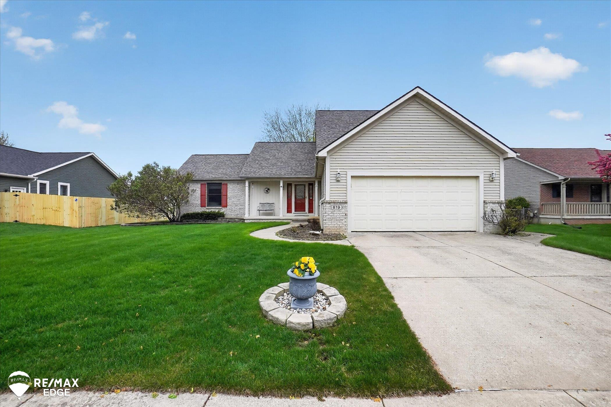 819 Village Drive, Davison, MI 48423 — front exterior