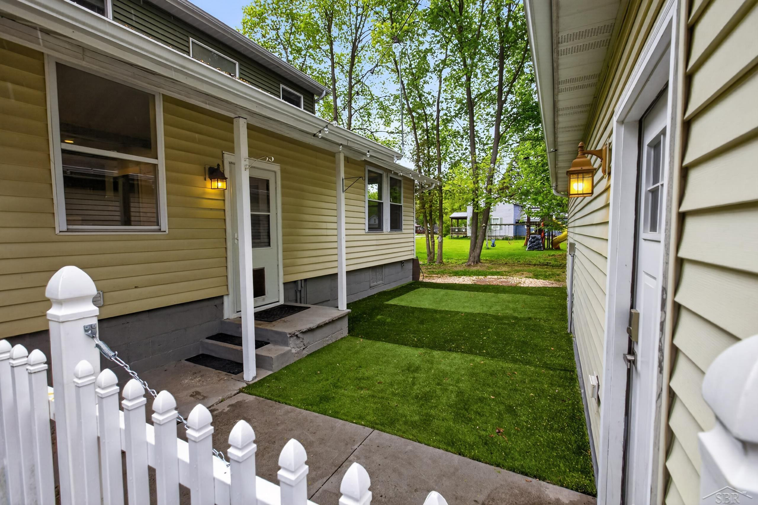 345 S Arcade Street, Gladwin, MI 48624 — Photo 4