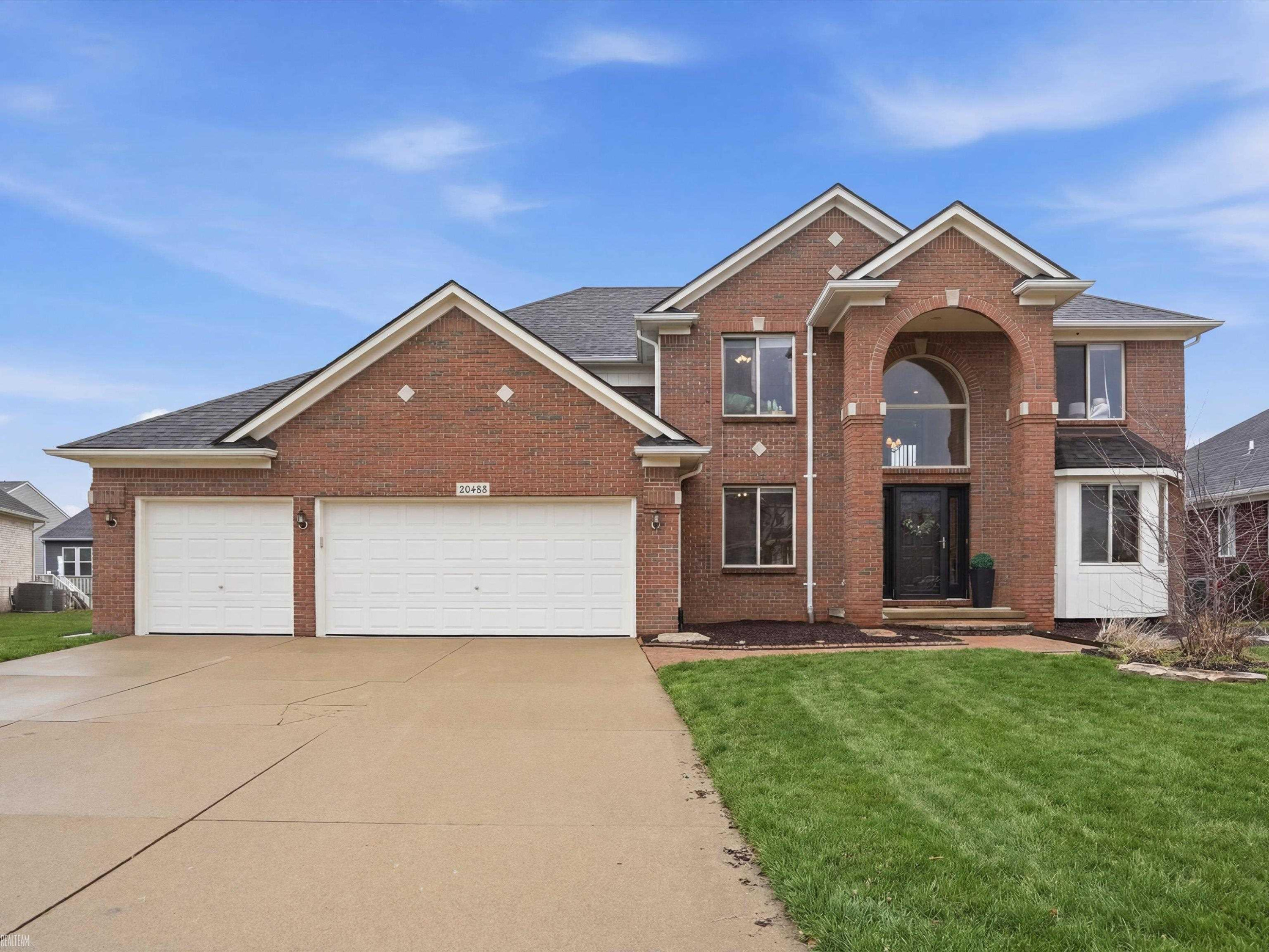 20483 St Martins Avenue, MI 48044 — Photo 2