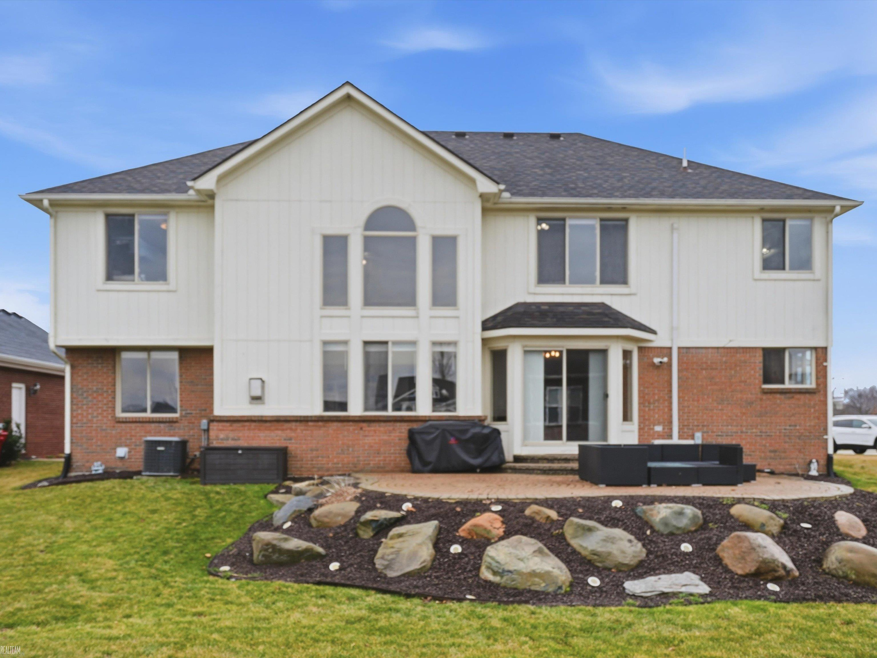 20483 St Martins Avenue, MI 48044 — Photo 35