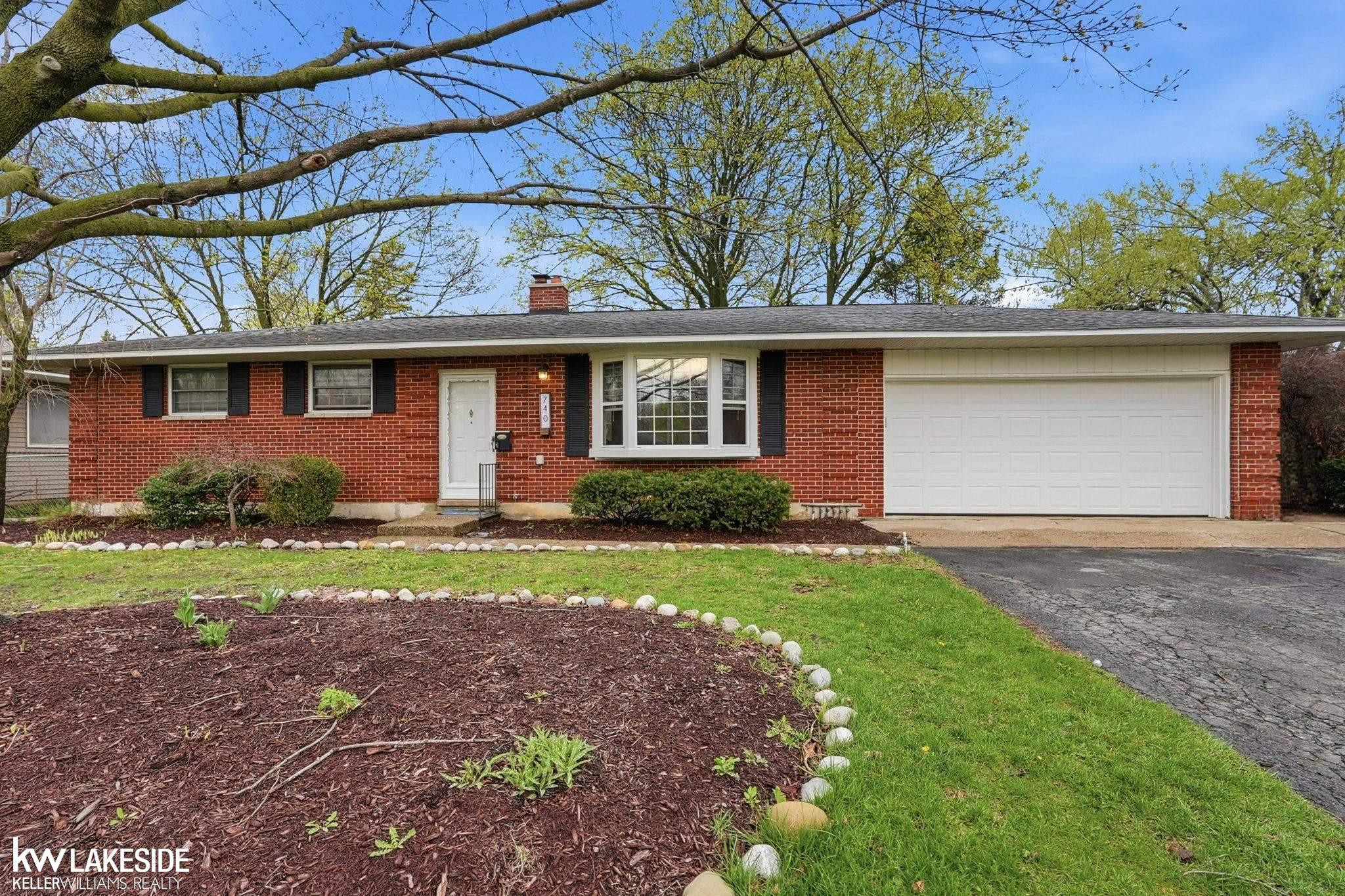 740 Robbinann Drive, Waterford, MI 48328 — front exterior