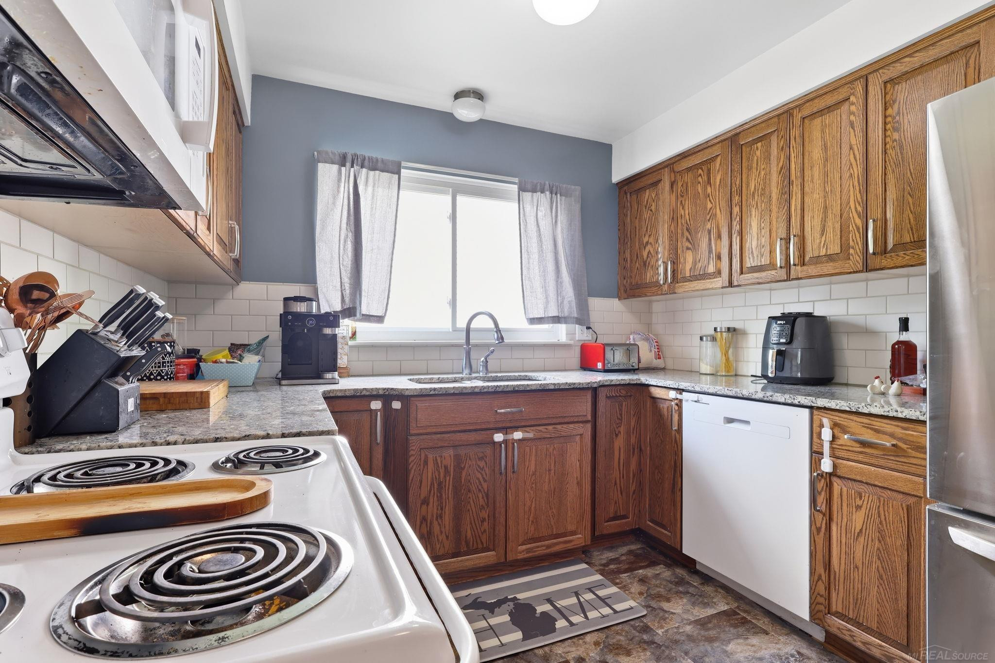 45471 Ronnen Drive, MI 48044 — Photo 11