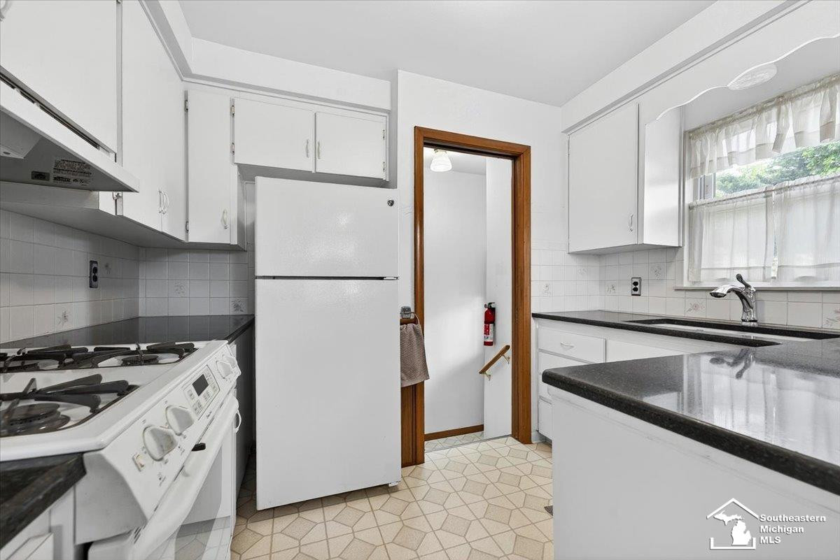 604 8th Street, Wyandotte, MI 48192 — Photo 3