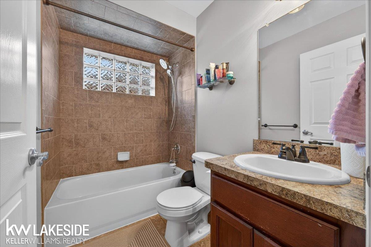 16152 Kingsway Drive, MI 48044 — Photo 19