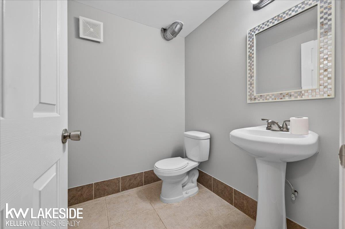 16152 Kingsway Drive, MI 48044 — Photo 30