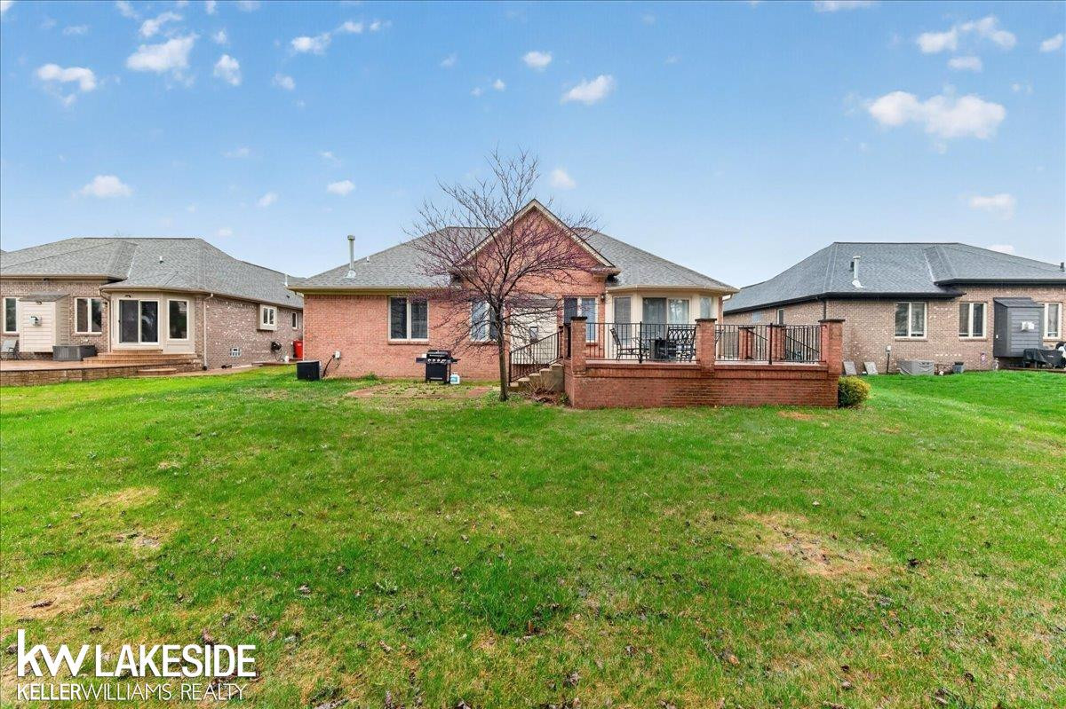 16152 Kingsway Drive, MI 48044 — Photo 33
