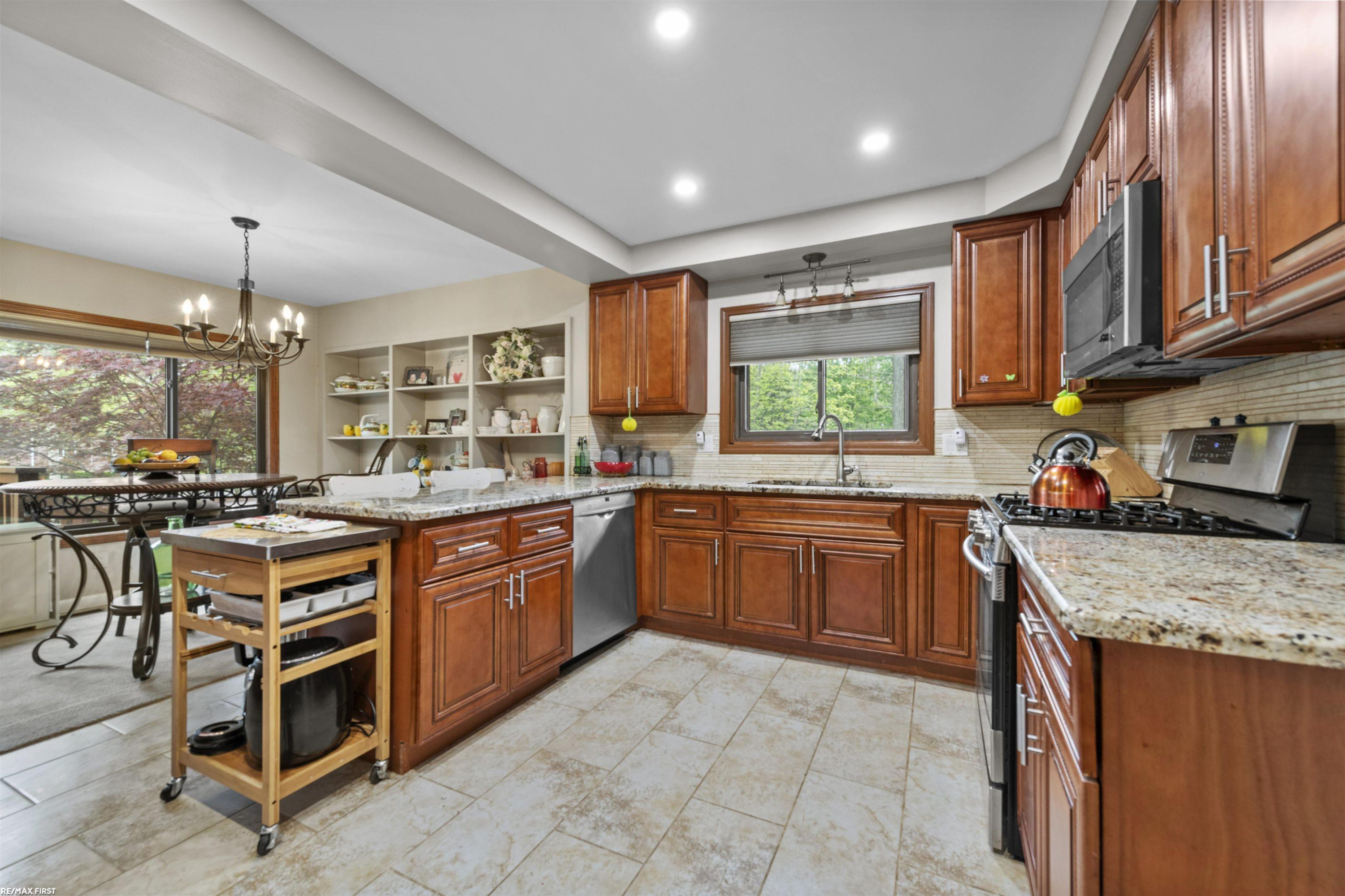 6910 Montgomery Drive, Shelby Twp, MI 48316 — Photo 8